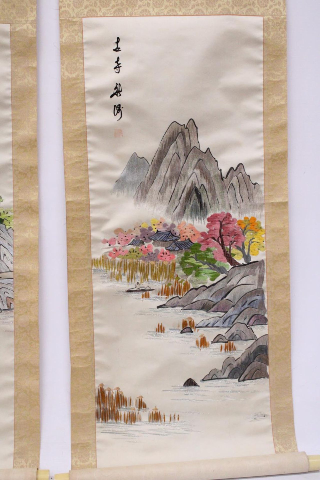 A PAIR OF VINTAGE JAPANESE HANGING SCROLLS WITH SILK EMBROIDERED LANDSCAPE SCENES - Bild 3 aus 6