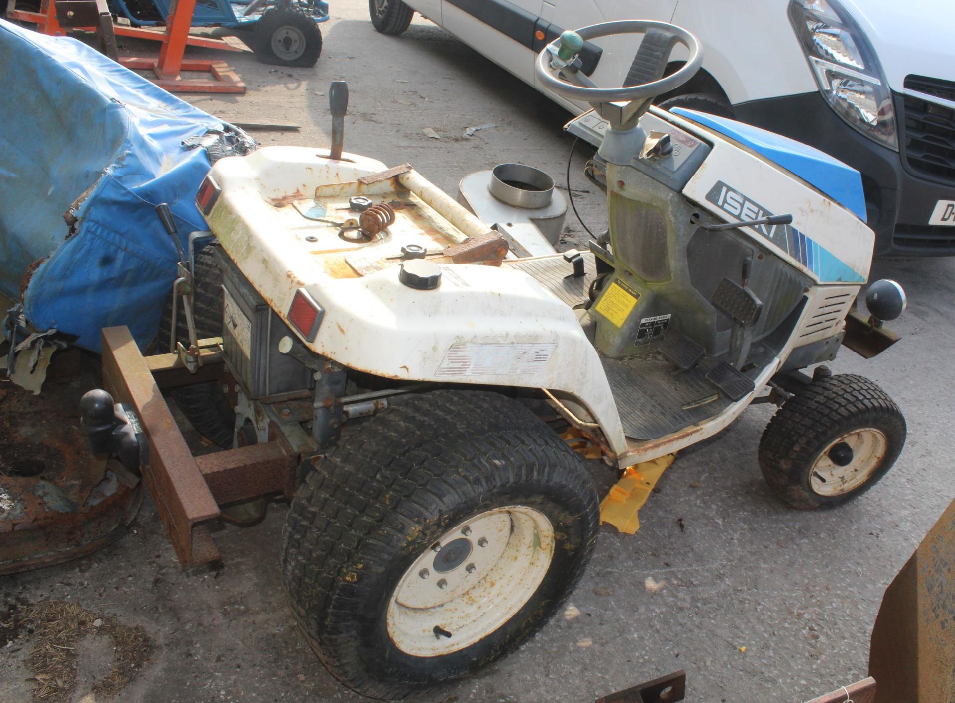ISEK SG15 MINI TRACTOR WITH ATTACHMENTS (NON RUNNER) AND SPARES NO VAT - Image 3 of 3