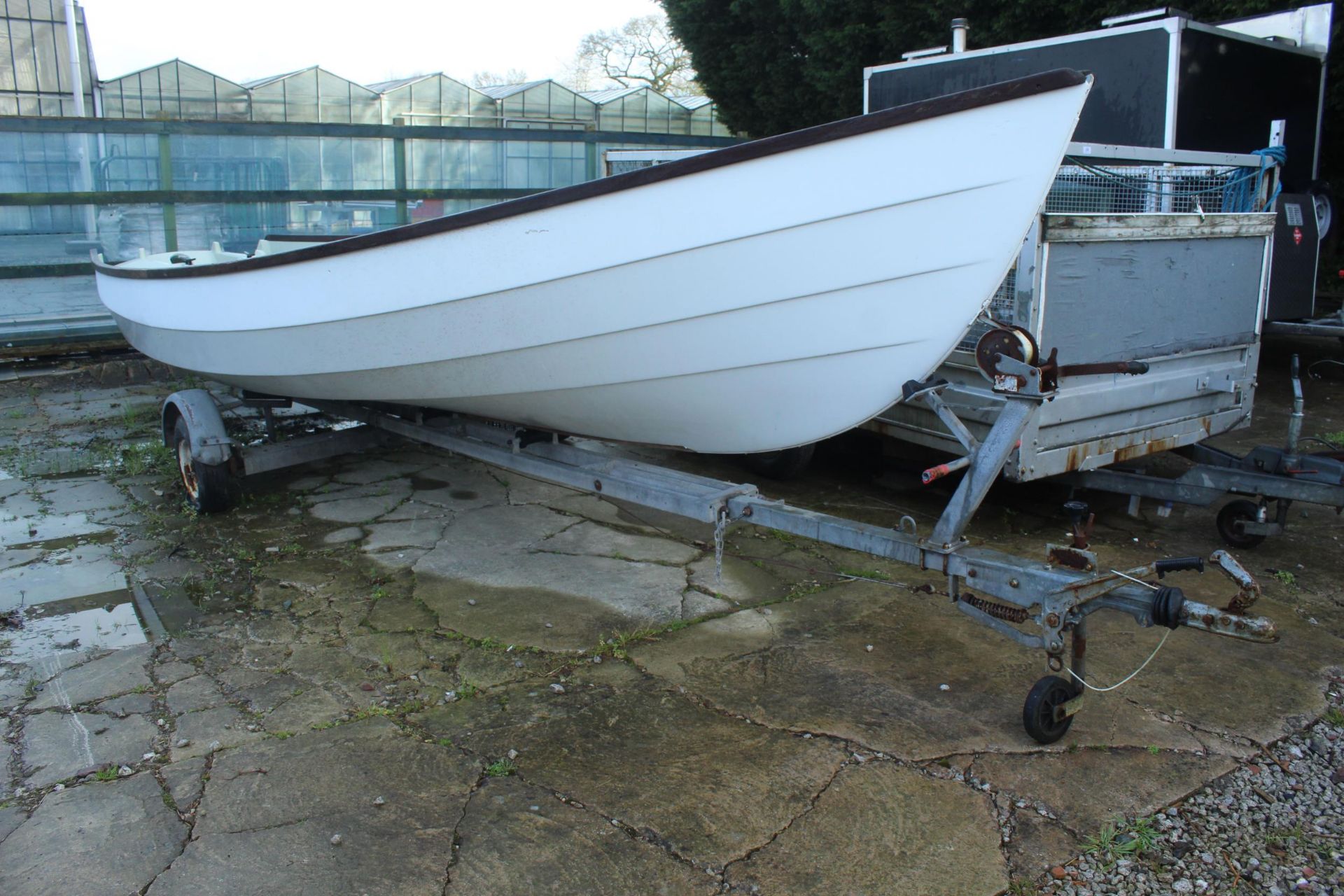 DRASCOMBE LUGGER BOAT AND BOAT TRAILER SPEC LENGTH 5.72M WATERLINE LENGTH 4.57M BEAM 1.90M SAILING