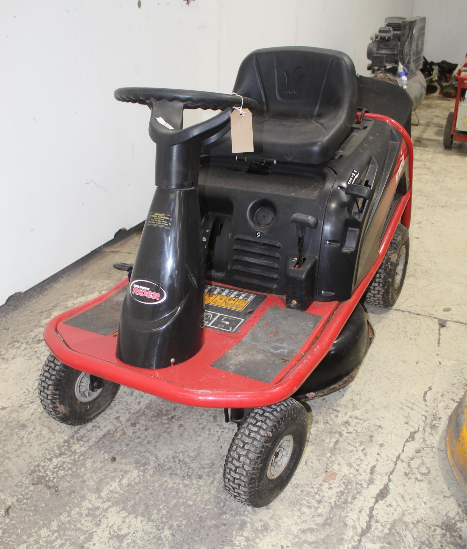 MTD RIDE ON MOWER IN GOOD WORKING ORDER (USED THIS SEASON) NO VAT KEY AND MANUAL IN OFFICE