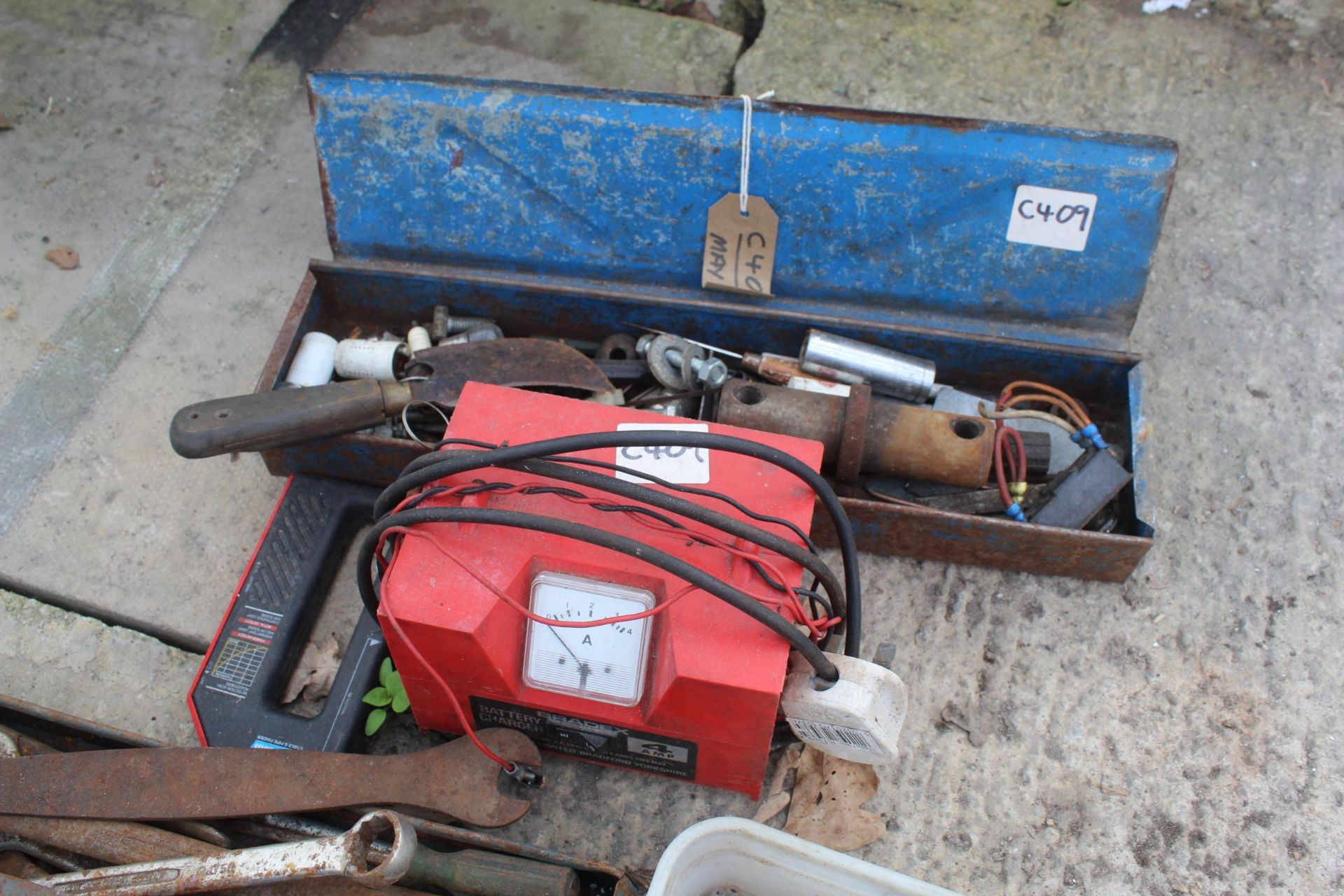 VARIOUS TOOLS, BATTERY CHARGER, BOXES, TAPS, DIES, DRILLS (8 ITEMS) NO VAT - Image 5 of 6