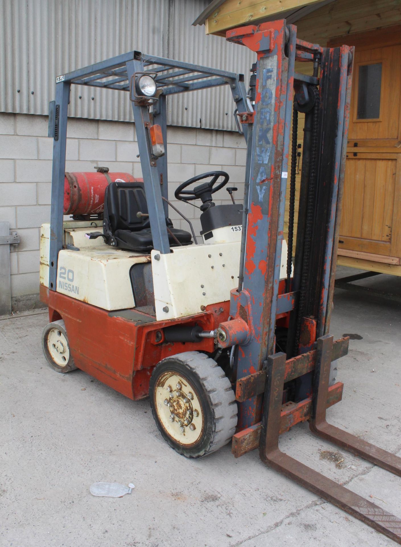 NISSAN 20 GAS FORKLIFT TRUCK GWO (spare gas bottle) NO VAT - Image 2 of 5