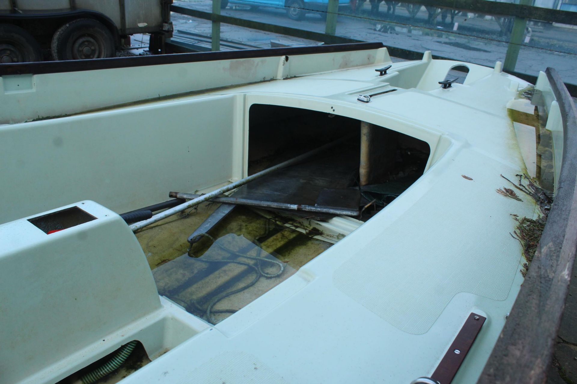 DRASCOMBE LUGGER BOAT AND BOAT TRAILER SPEC LENGTH 5.72M WATERLINE LENGTH 4.57M BEAM 1.90M SAILING - Image 4 of 4