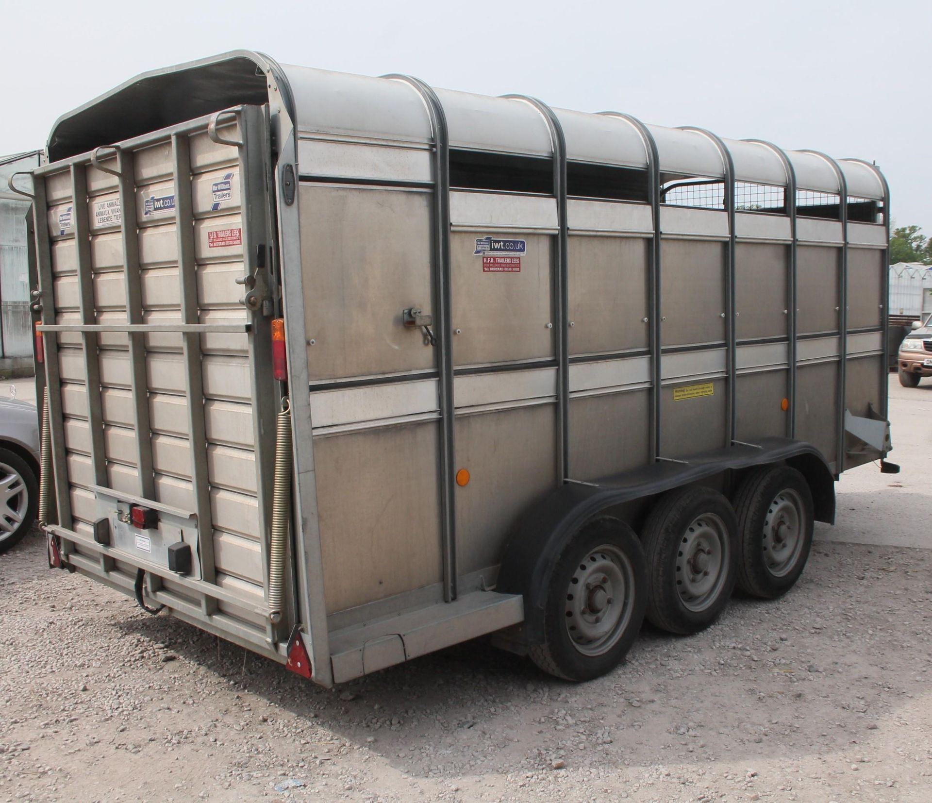 2021 IFOR WILLIAMS TA510 14' TRI AXLE STOCK TRAILER WITH FOLD DOWN FRONT KEYS IN THE OFFICE + VAT - Image 4 of 5