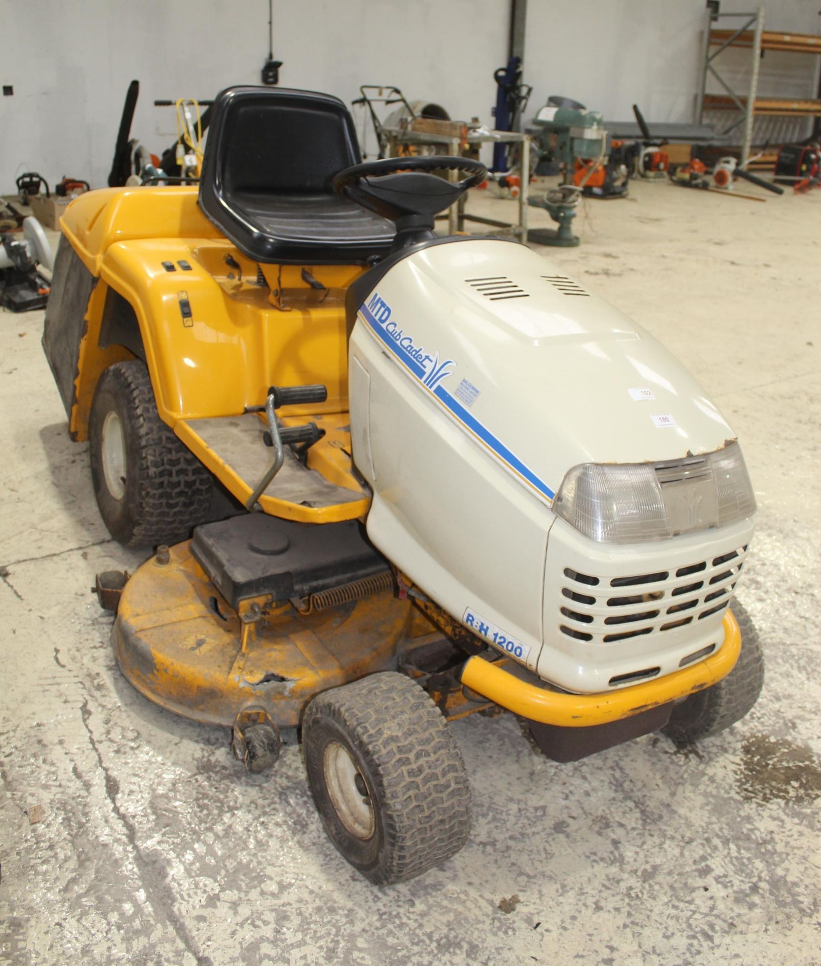 MTD CUB CADET RIDE ON MOWER WITH BRIGGS & STRATTON VANGUARD V-TWIN 20HP ENGINE + VAT KEY IN OFFICE - Image 2 of 6