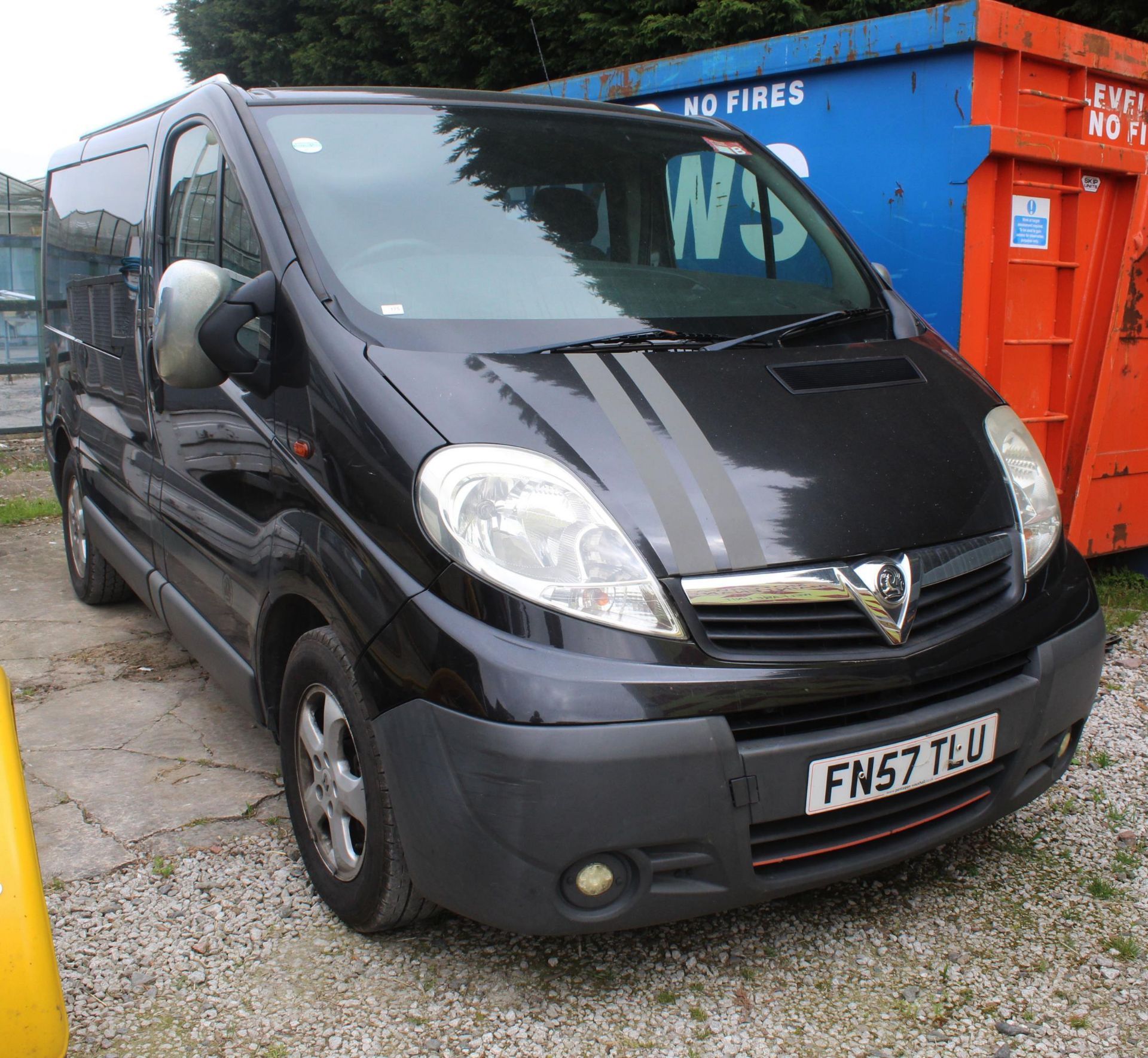 A BLACK 2007 VAUXHALL VIVARO VAN, WITH MANUAL TRANSMITION DIESEL ENGINE AND 171500 APPROXIMATE MILES