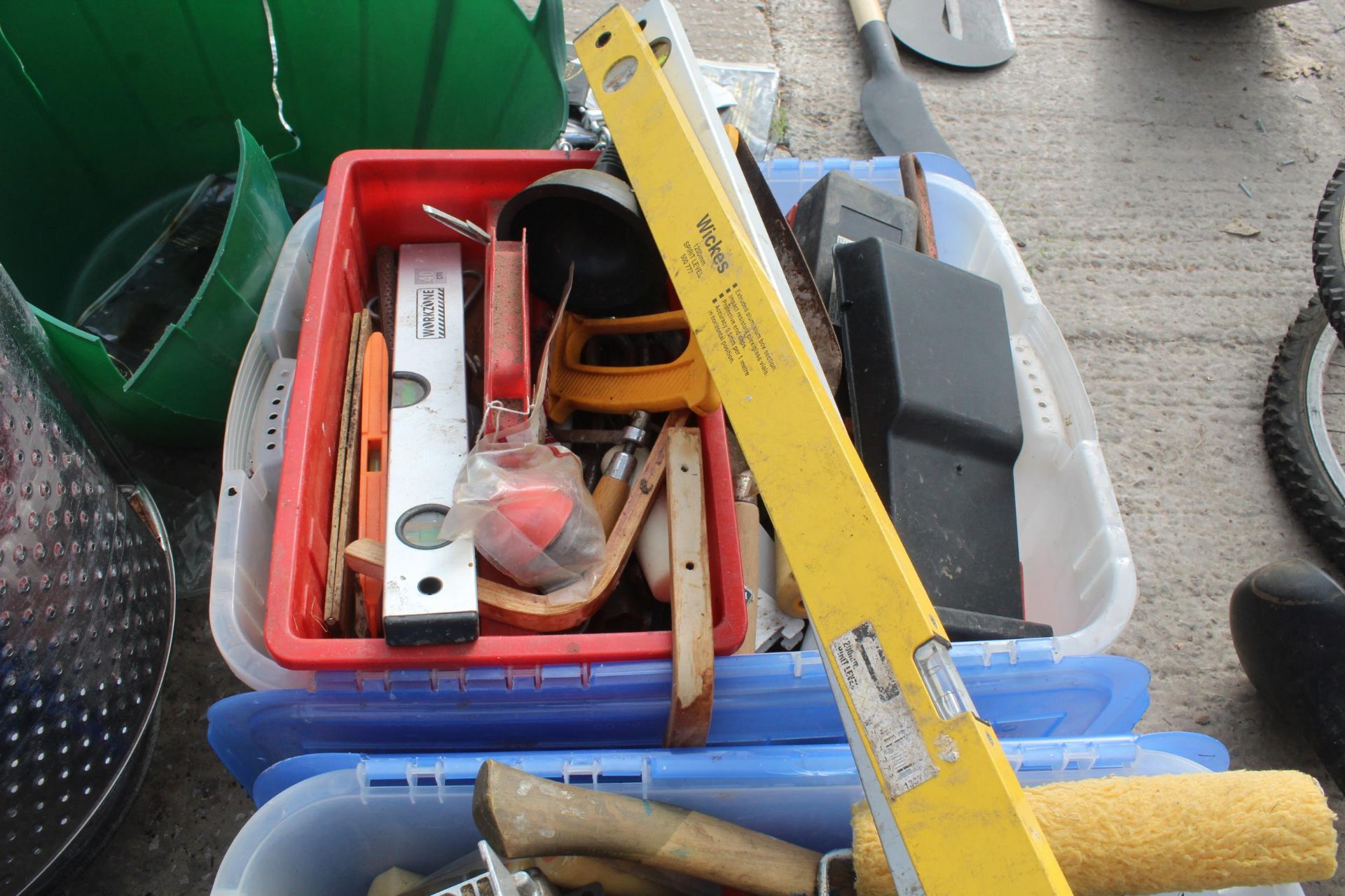 2 BOXES HAND TOOLS AND BUCKETS NO VAT - Image 4 of 4