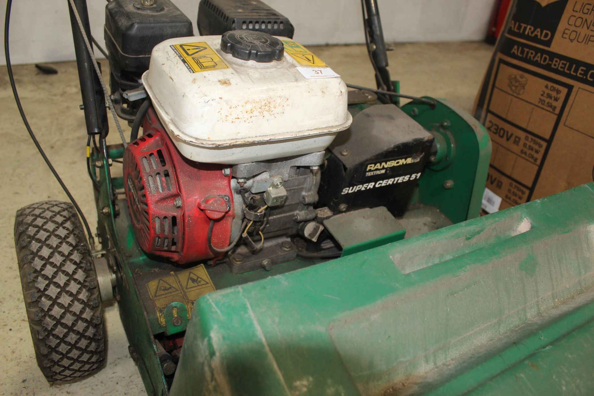 RANSOMES SUPER CERTES 51 MOWER WITH AERATOR ATTACHMENT AND BOX IN WORKING ORDER NO VAT - Image 4 of 4