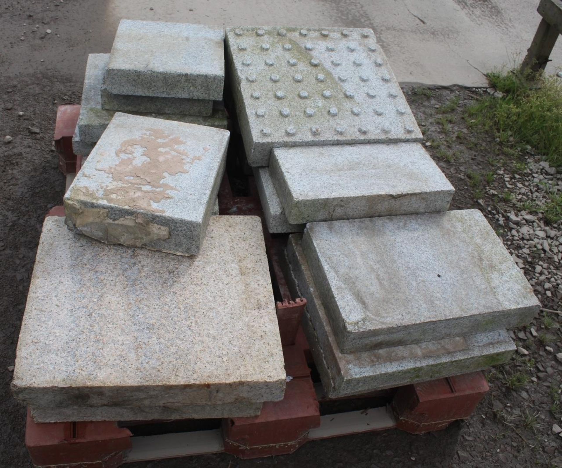 PALLET OF PAVING AND OTHER SLABS + VAT - Bild 2 aus 2