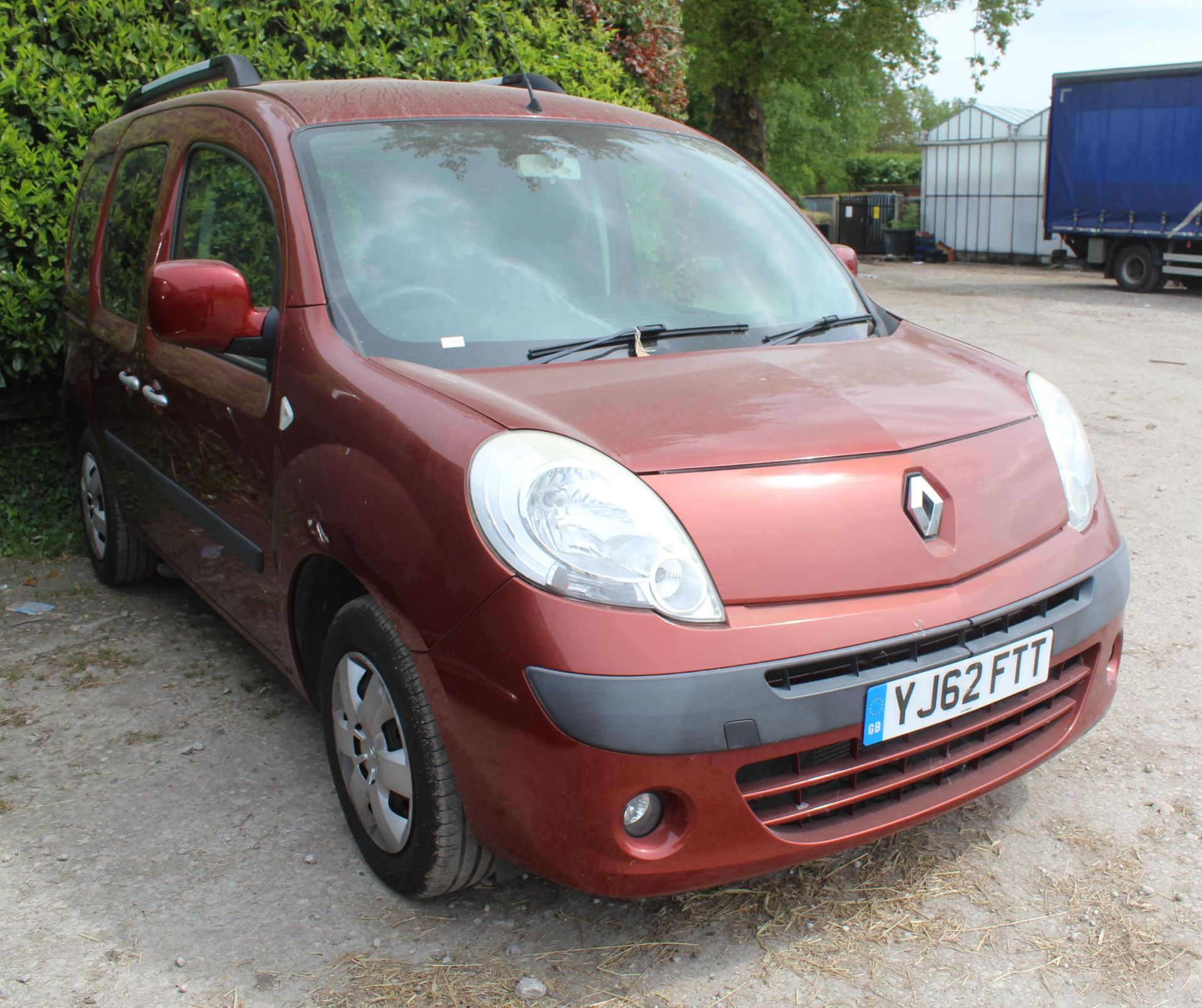 A RED 5DR RENULT KANGOO 16V PETROL AUTO EXPRESSION, FIRST REGISTERED IN SEPTEMBER 2012 WITH AN MOT