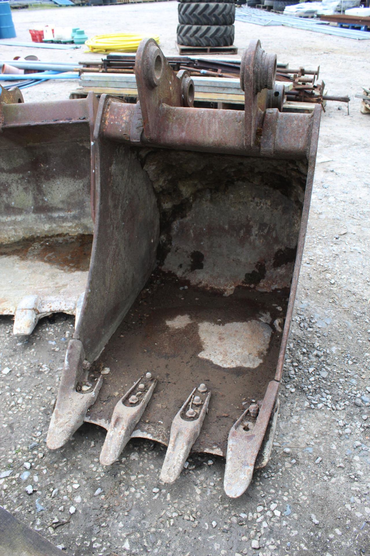 13T BUCKET 2'4" WIDE NO VAT