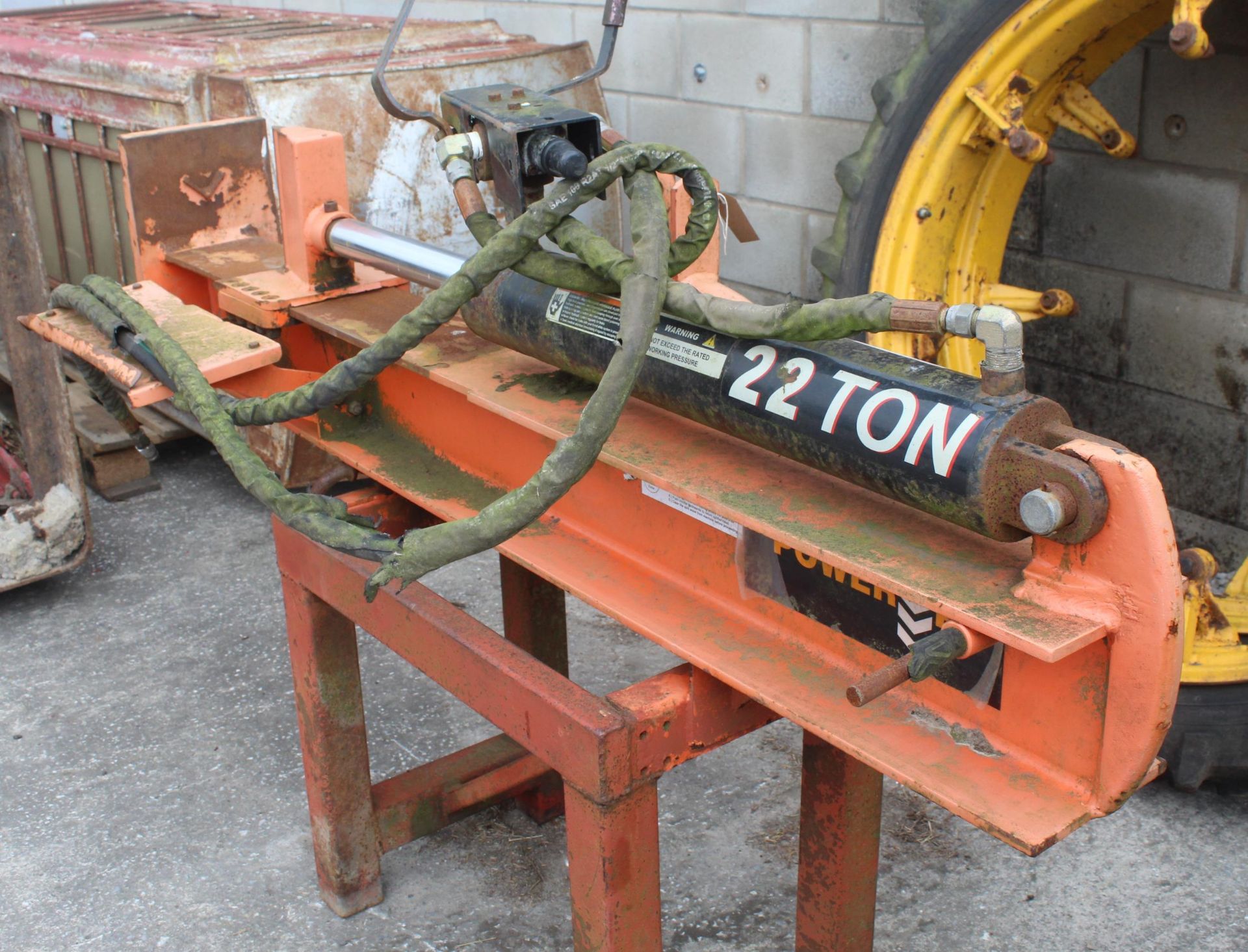 LOG SPLITTER 22 TON IN WORKING ORDER NO VAT - Image 3 of 4