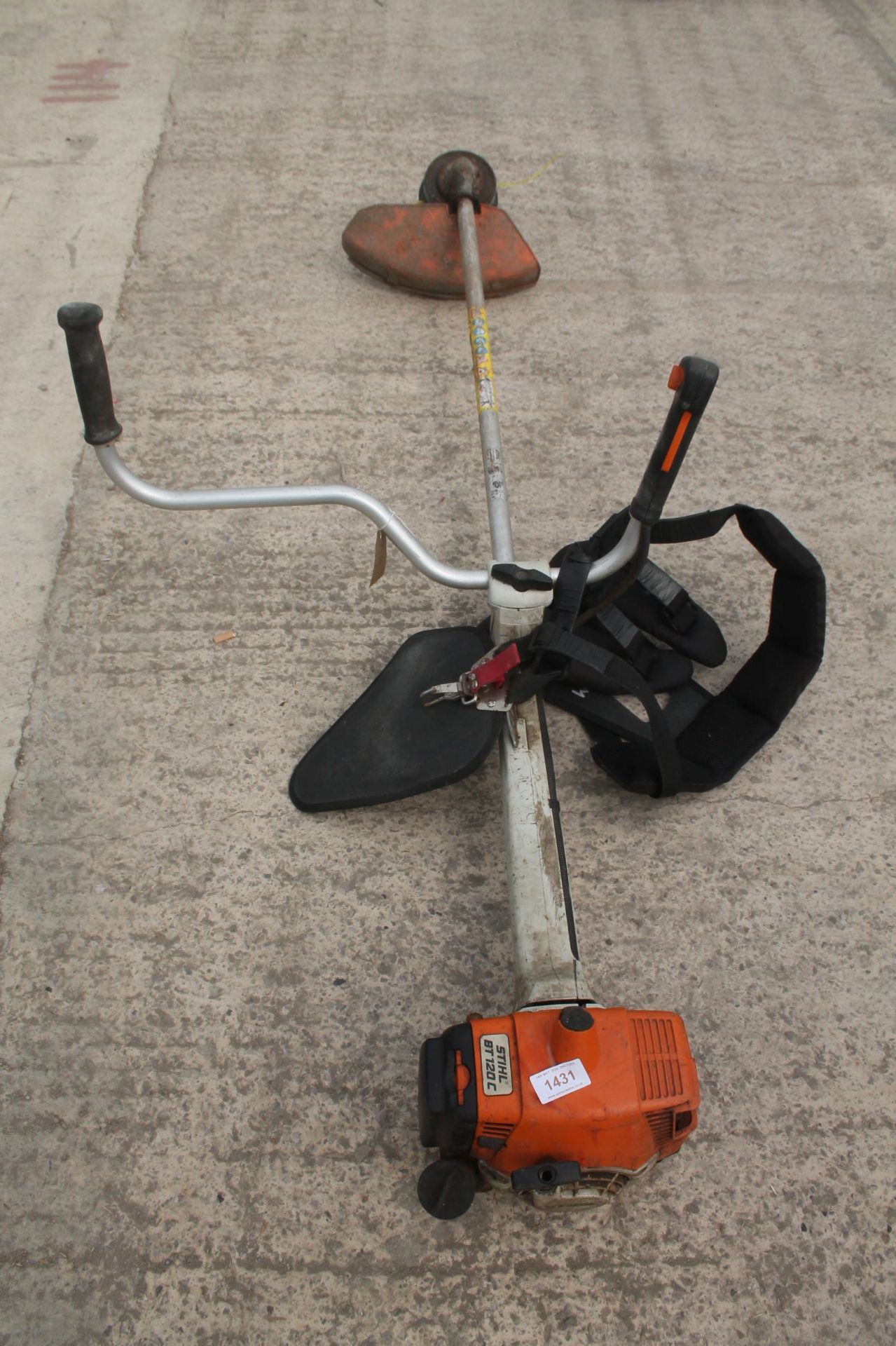 STIHL STRIMMER AND HARNESS IN WORKING ORDER NO VAT