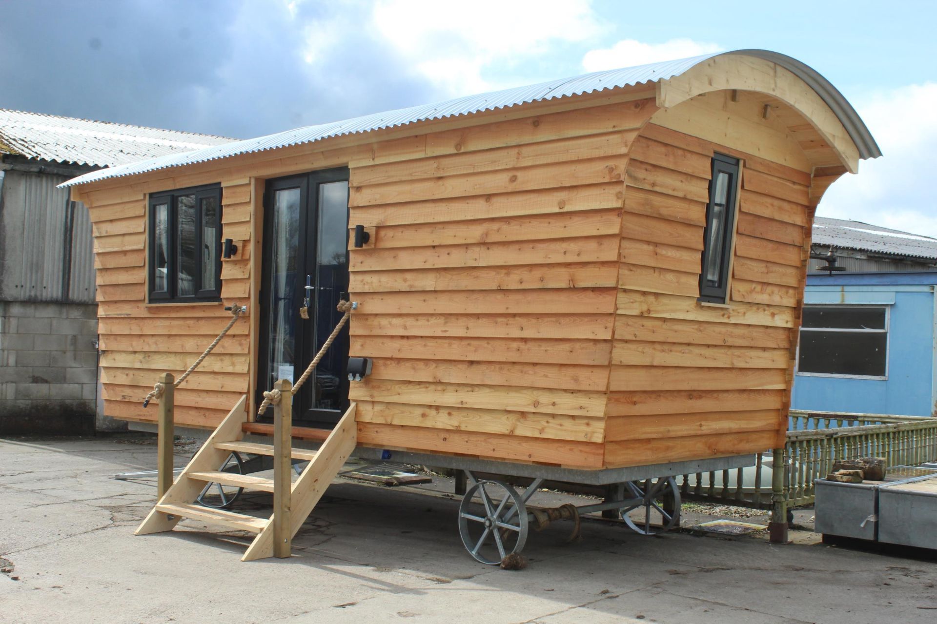 A SHEPHERDS HUT - LUXURIOUS NEW HAND CRAFTED, FULLY FINISHED BUILT FOR ALL YEAR ROUND USE HEAVILY - Image 2 of 9
