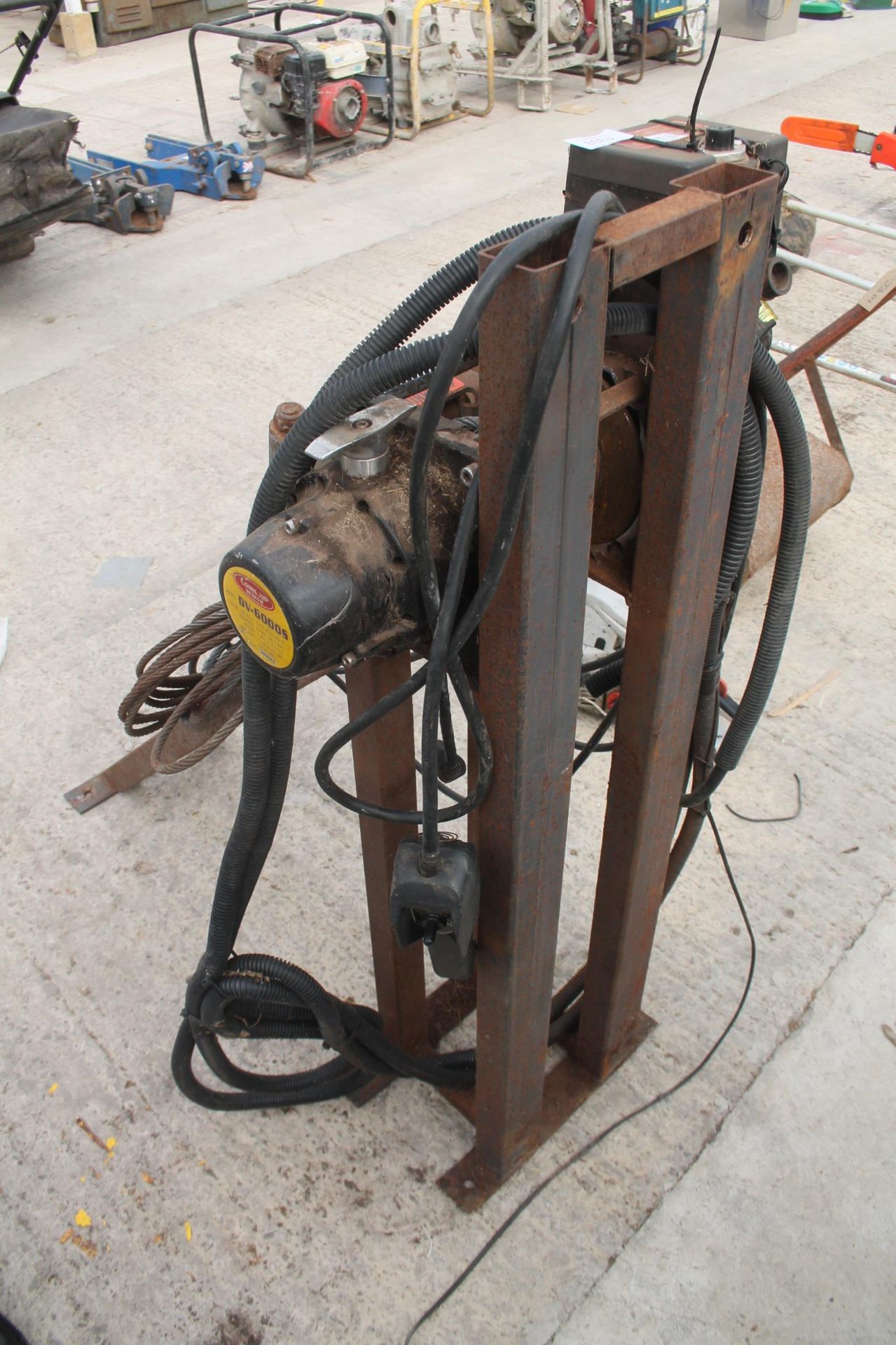 2.7 TONNE WINCH WITH REMOTE NO VAT - Image 3 of 4