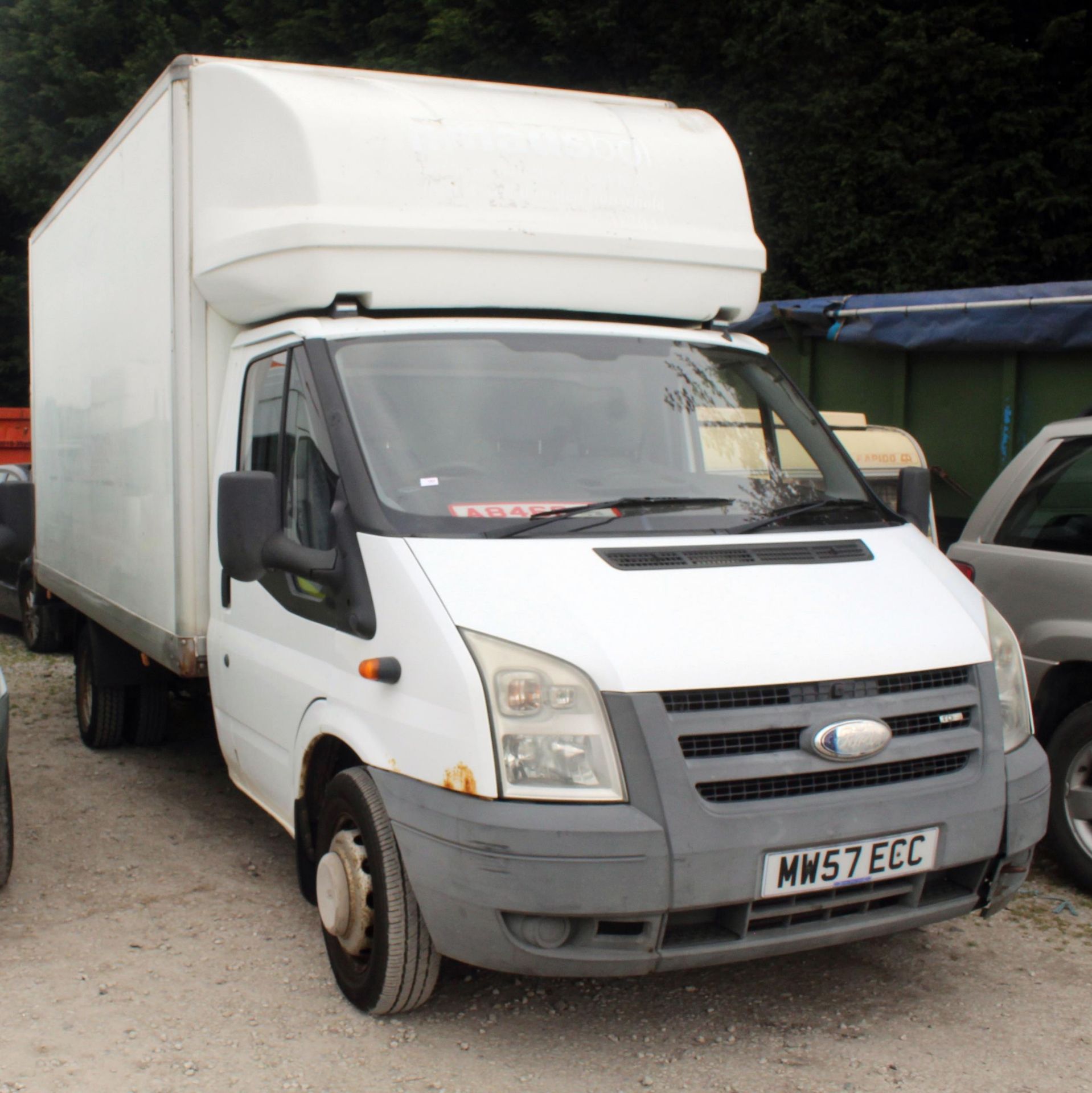 A 2008 WHITE FORD LUTON VAN WITH TAIL LIFT, REGISTRATION NUMBER MW57ECC, DIESEL ENGINE AND 129000