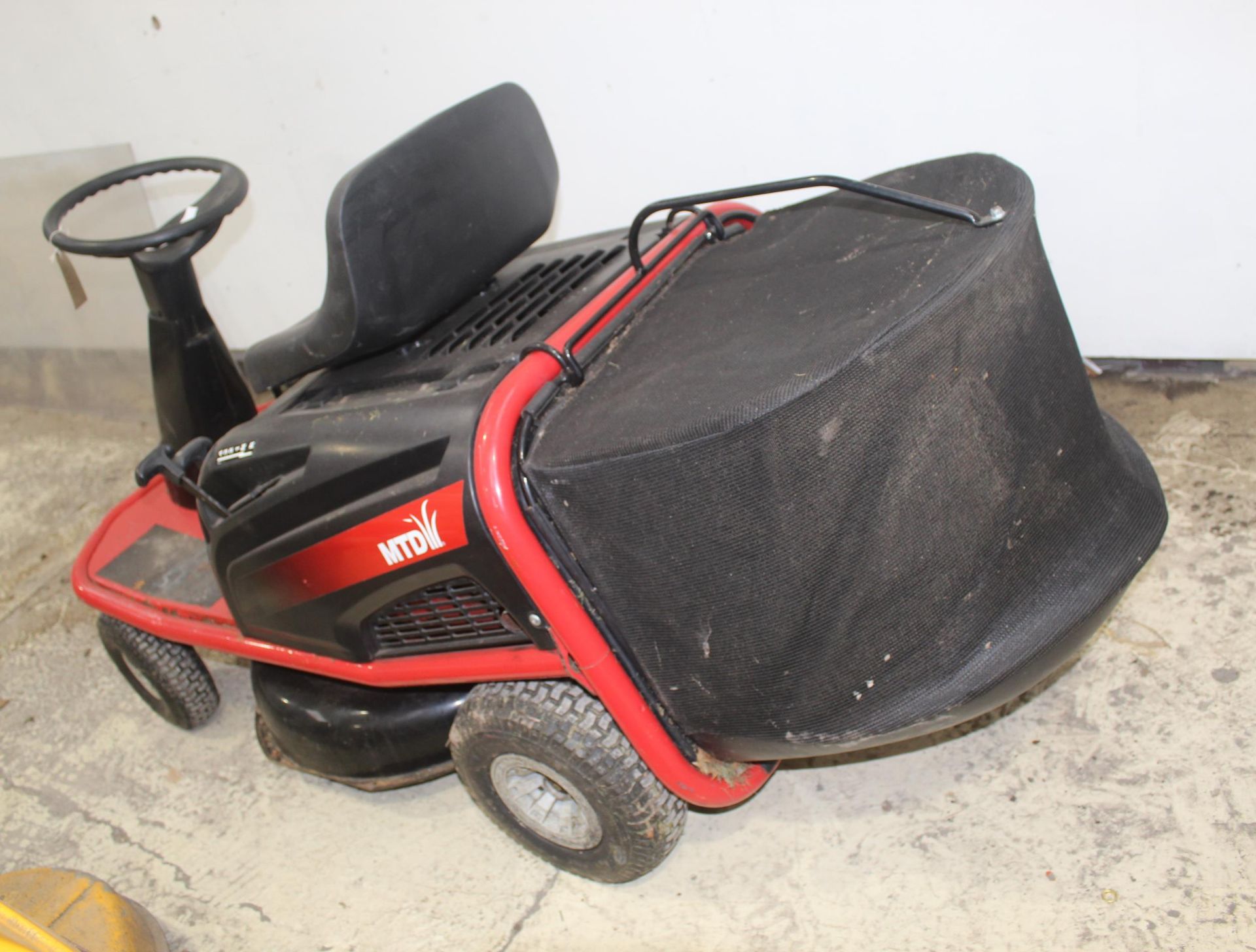 MTD RIDE ON MOWER IN GOOD WORKING ORDER (USED THIS SEASON) NO VAT KEY AND MANUAL IN OFFICE - Image 2 of 3