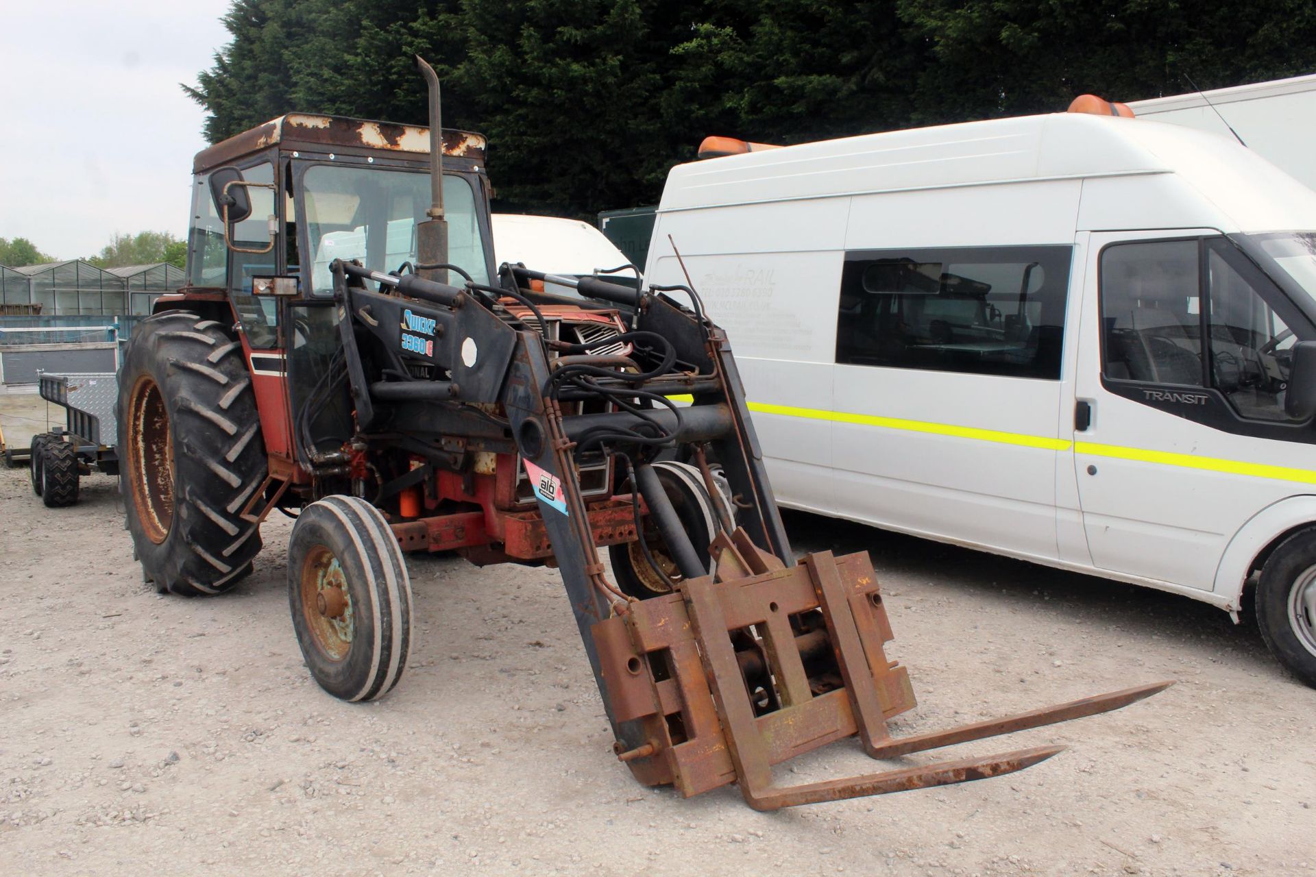 AN INTERNATIONAL 784 TRACTOR WITH 3360E LOADER PALLET FORKS GOOD BRAKES FULL GLAZED CAB LINK ARMS