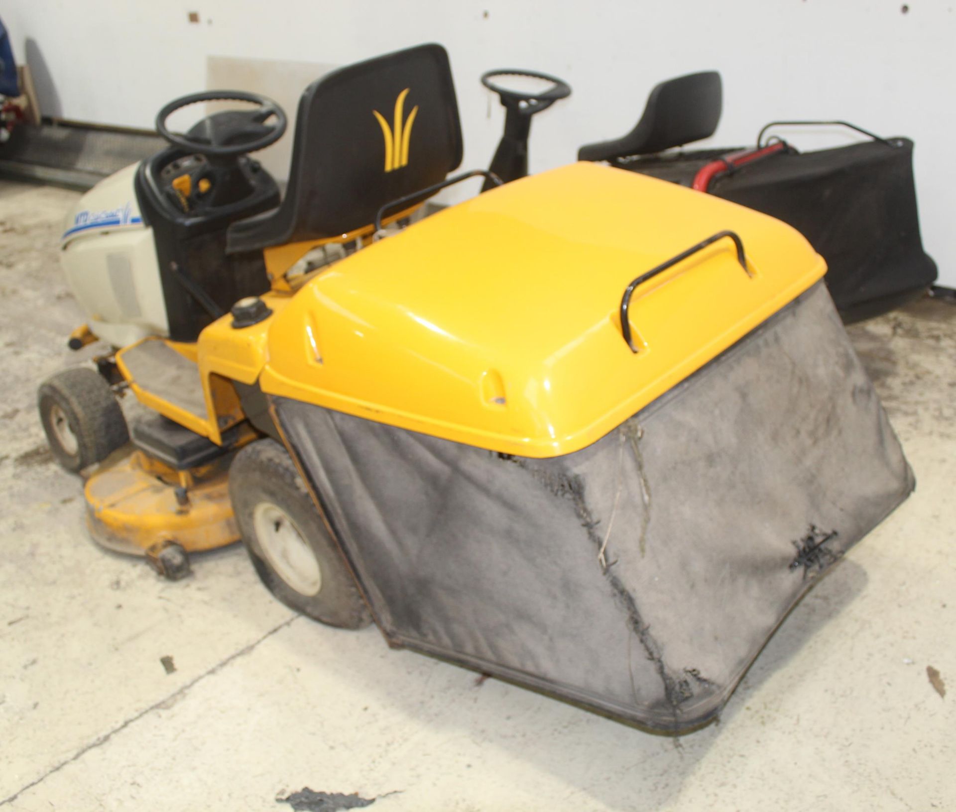 MTD CUB CADET RIDE ON MOWER WITH BRIGGS & STRATTON VANGUARD V-TWIN 20HP ENGINE + VAT KEY IN OFFICE - Image 4 of 6
