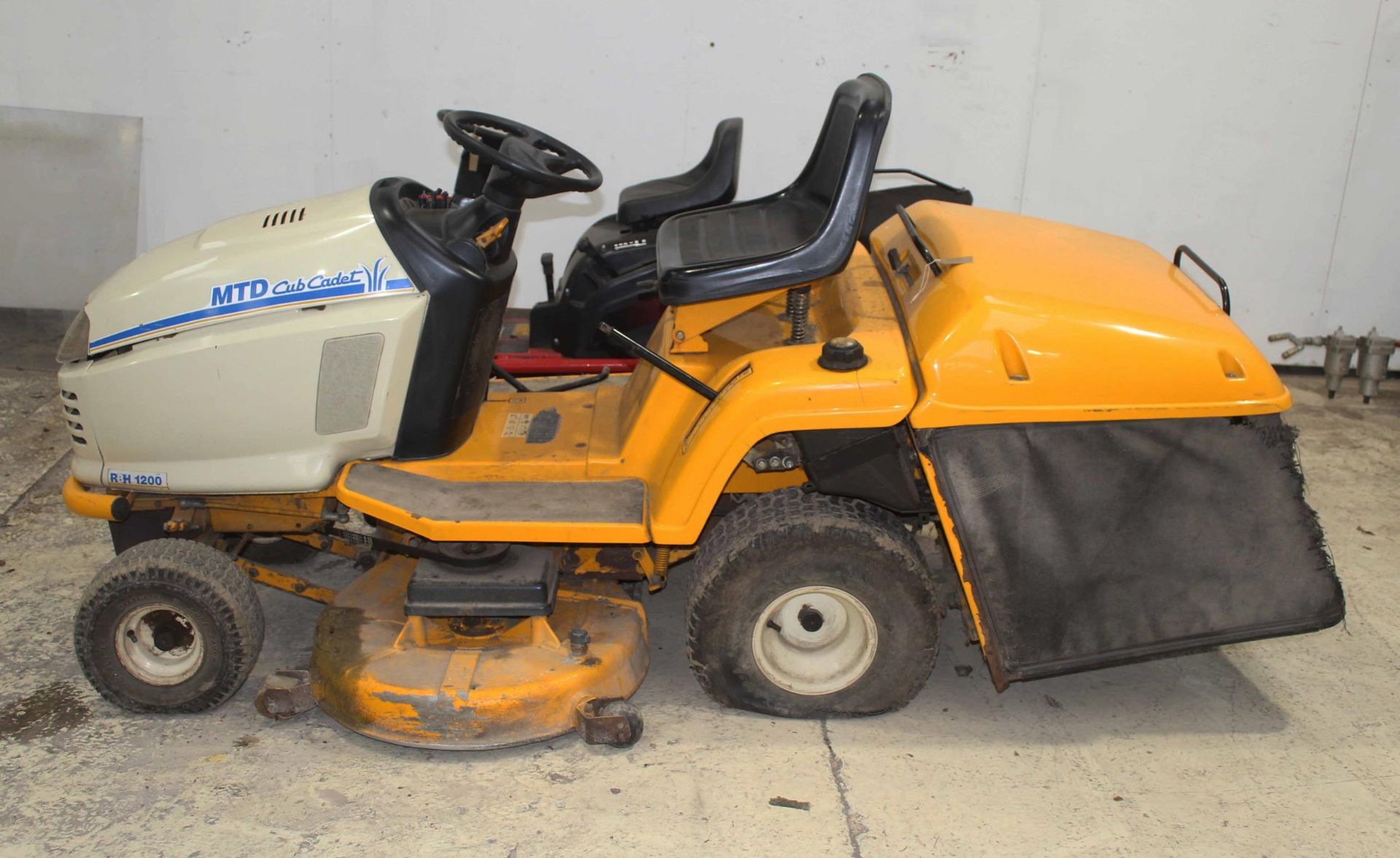MTD CUB CADET RIDE ON MOWER WITH BRIGGS & STRATTON VANGUARD V-TWIN 20HP ENGINE + VAT KEY IN OFFICE