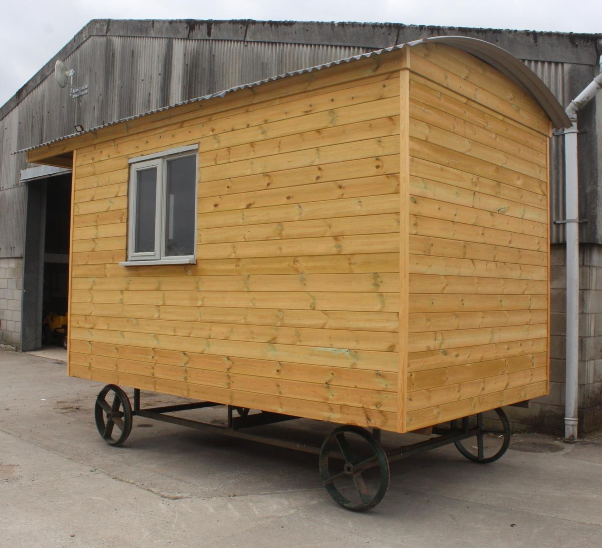 SHEPHERDS HUT 12' X 7' FULLY INSULATED WITH LIGHTS, SOCKETS, DOUBLE GLAZED WINDOW, TREATED - Image 2 of 4