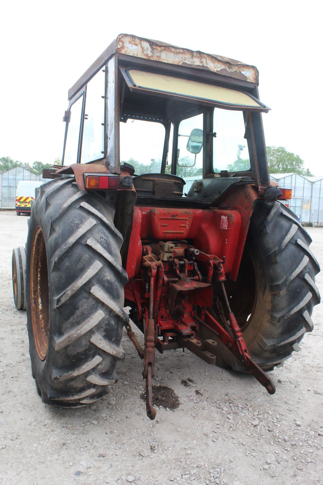 AN INTERNATIONAL 784 TRACTOR WITH 3360E LOADER PALLET FORKS GOOD BRAKES FULL GLAZED CAB LINK ARMS - Image 5 of 6