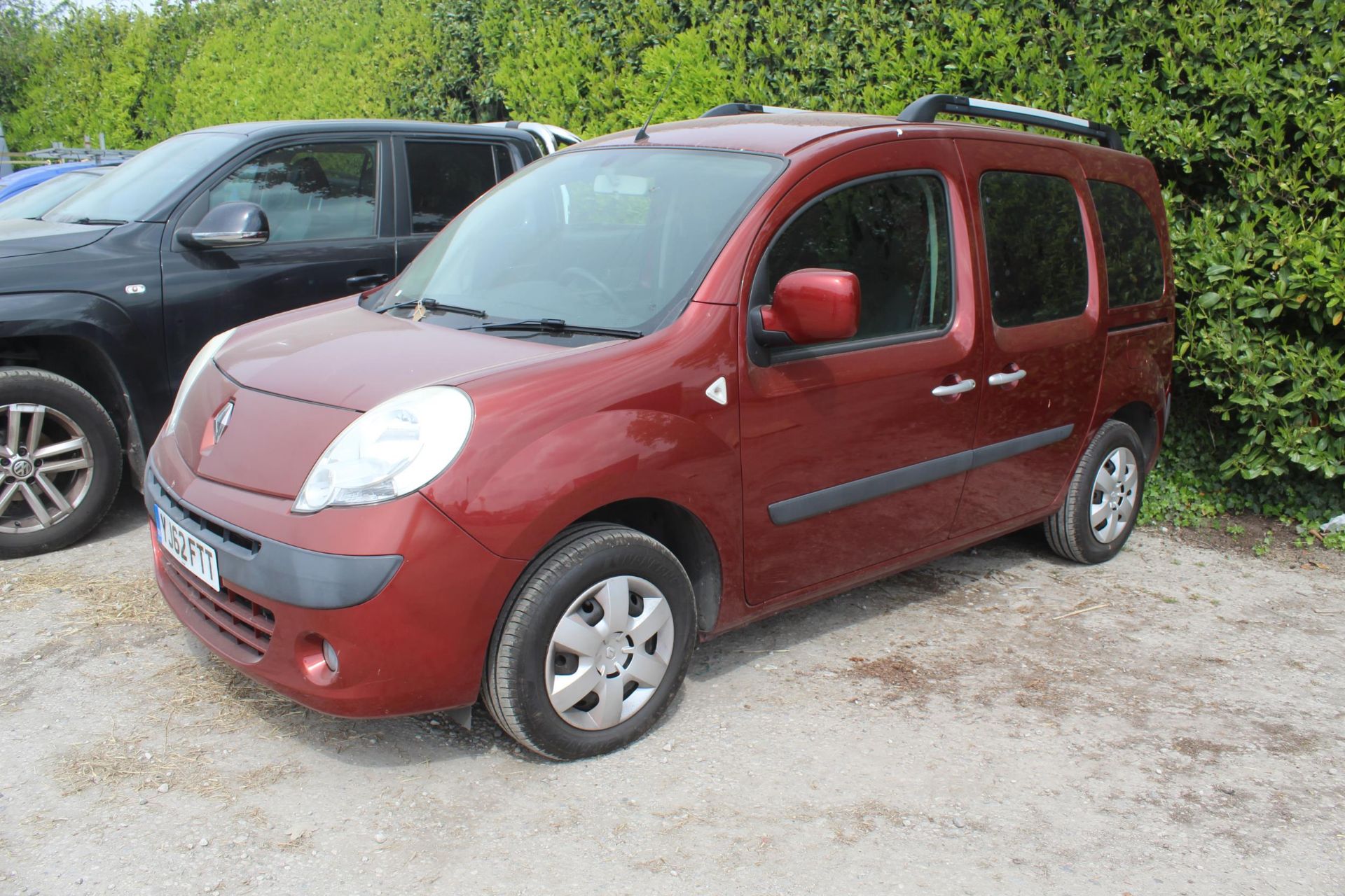 A RED 5DR RENULT KANGOO 16V PETROL AUTO EXPRESSION, FIRST REGISTERED IN SEPTEMBER 2012 WITH AN MOT - Image 2 of 3