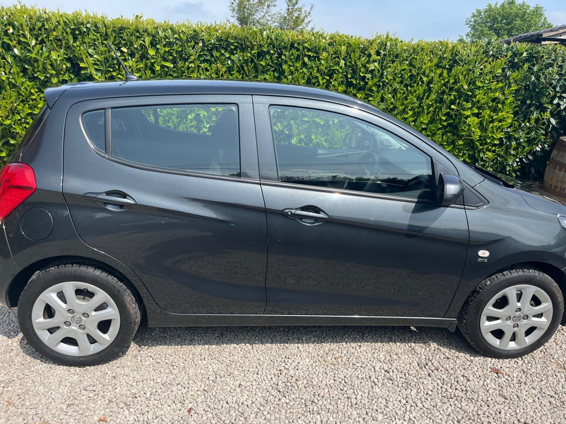 A 2018 VAUXHALL VIVA. 1 LITRE SE. REGISTRATION PN18 MXH, 5 DOOR. ONLY 10,600 MILES. 4 SERVICE STAMPS - Image 3 of 10