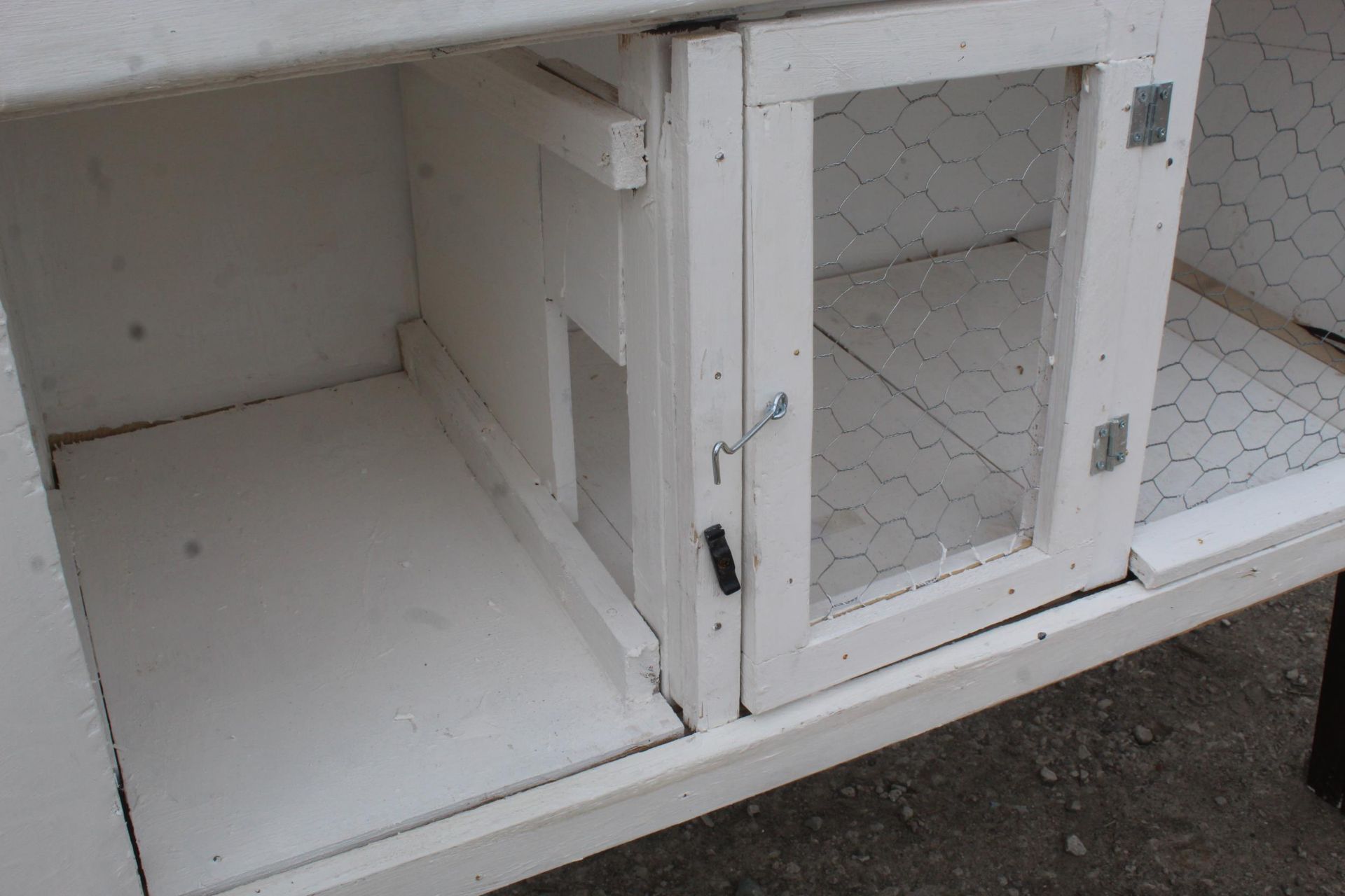 RABBIT HUTCH NO VAT - Image 2 of 2