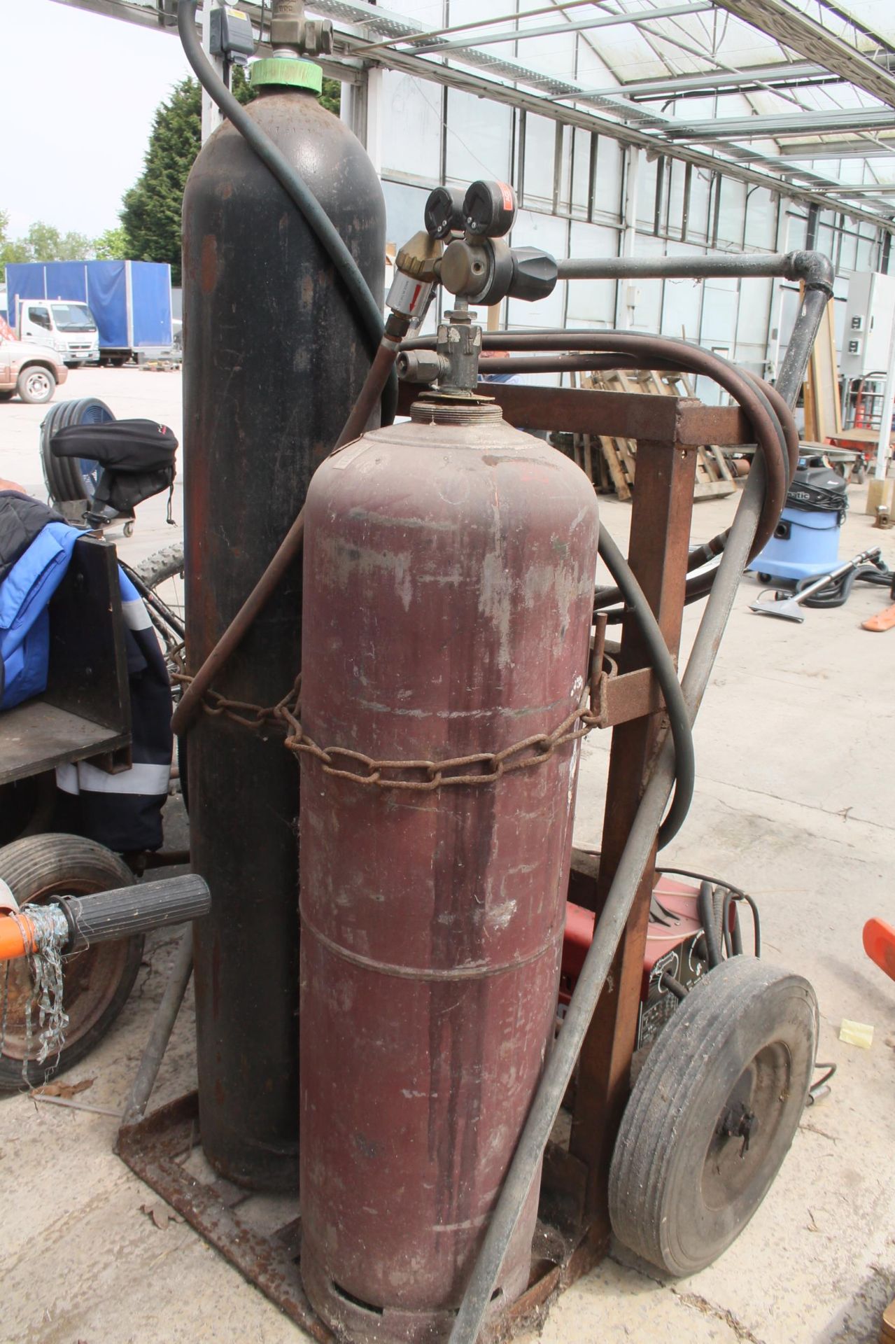 OXYGEN ACETYLENE CUTTING SET WITH TROLLEY IN WORKING ORDER + VAT - Image 2 of 2