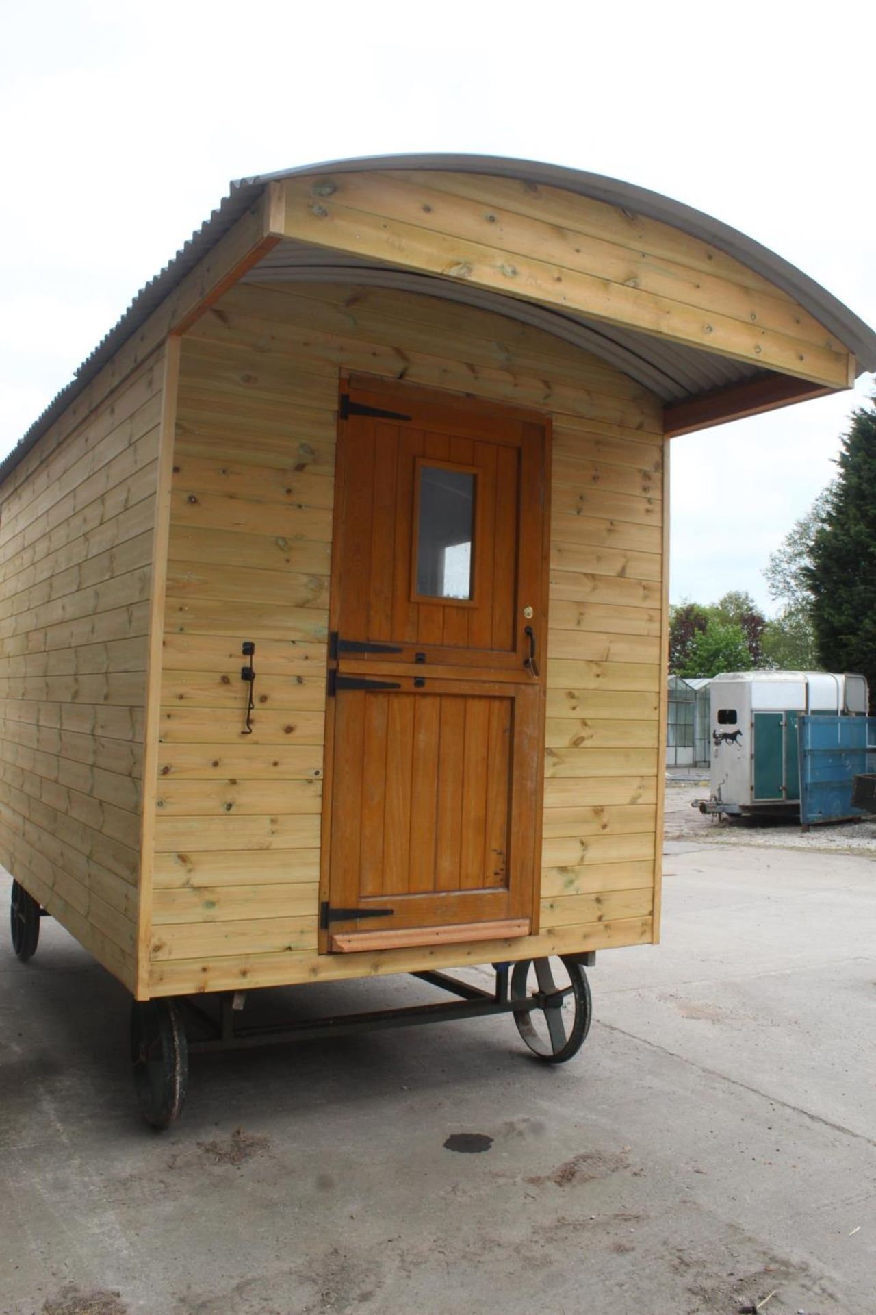 SHEPHERDS HUT 12' X 7' FULLY INSULATED WITH LIGHTS, SOCKETS, DOUBLE GLAZED WINDOW, TREATED - Image 3 of 4