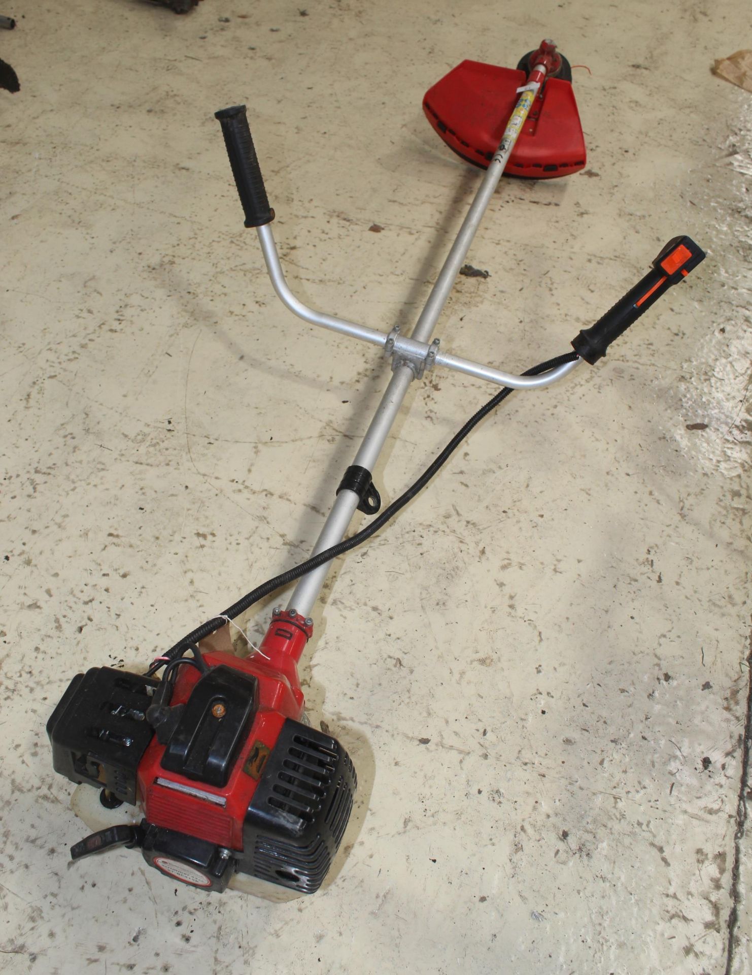 RED PETROL STRIMMER NO VAT - Image 2 of 2