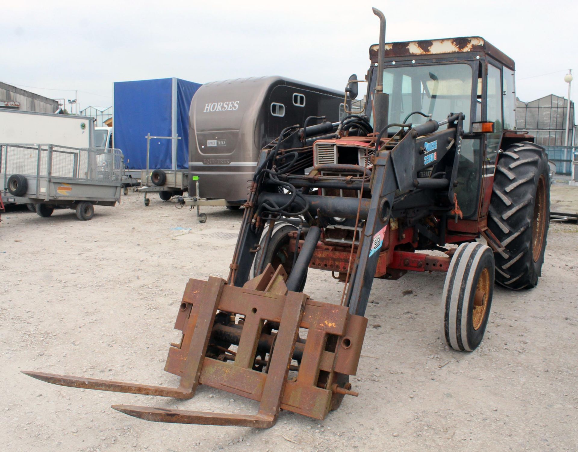 AN INTERNATIONAL 784 TRACTOR WITH 3360E LOADER PALLET FORKS GOOD BRAKES FULL GLAZED CAB LINK ARMS - Image 3 of 6