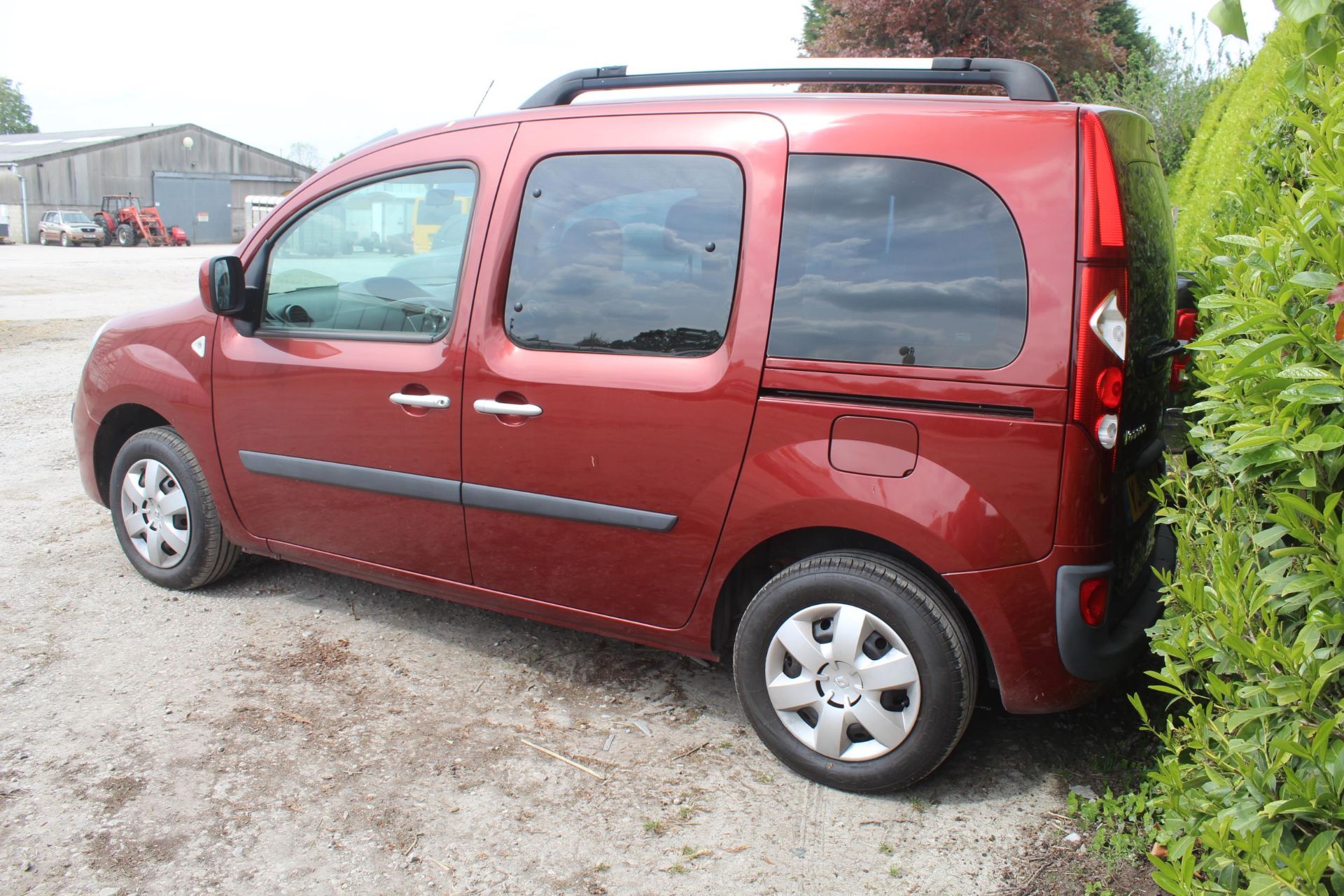 A RED 5DR RENULT KANGOO 16V PETROL AUTO EXPRESSION, FIRST REGISTERED IN SEPTEMBER 2012 WITH AN MOT - Image 3 of 3