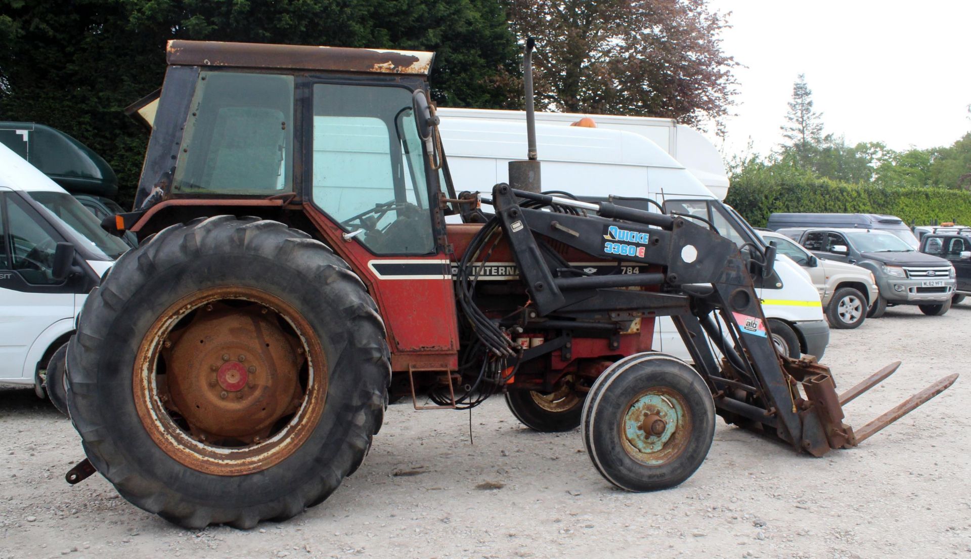 AN INTERNATIONAL 784 TRACTOR WITH 3360E LOADER PALLET FORKS GOOD BRAKES FULL GLAZED CAB LINK ARMS - Image 2 of 6