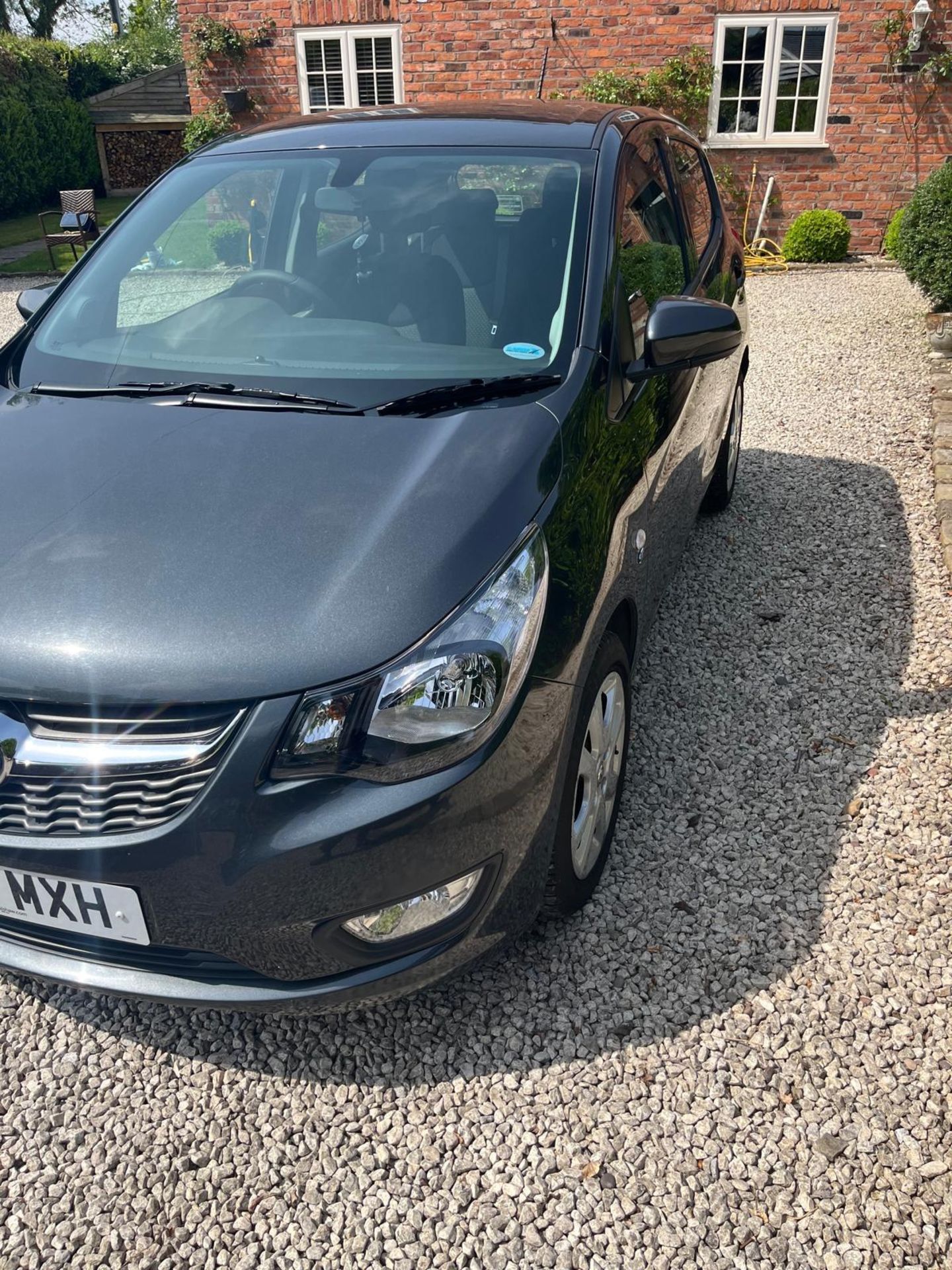 A 2018 VAUXHALL VIVA. 1 LITRE SE. REGISTRATION PN18 MXH, 5 DOOR. ONLY 10,600 MILES. 4 SERVICE STAMPS - Bild 4 aus 10