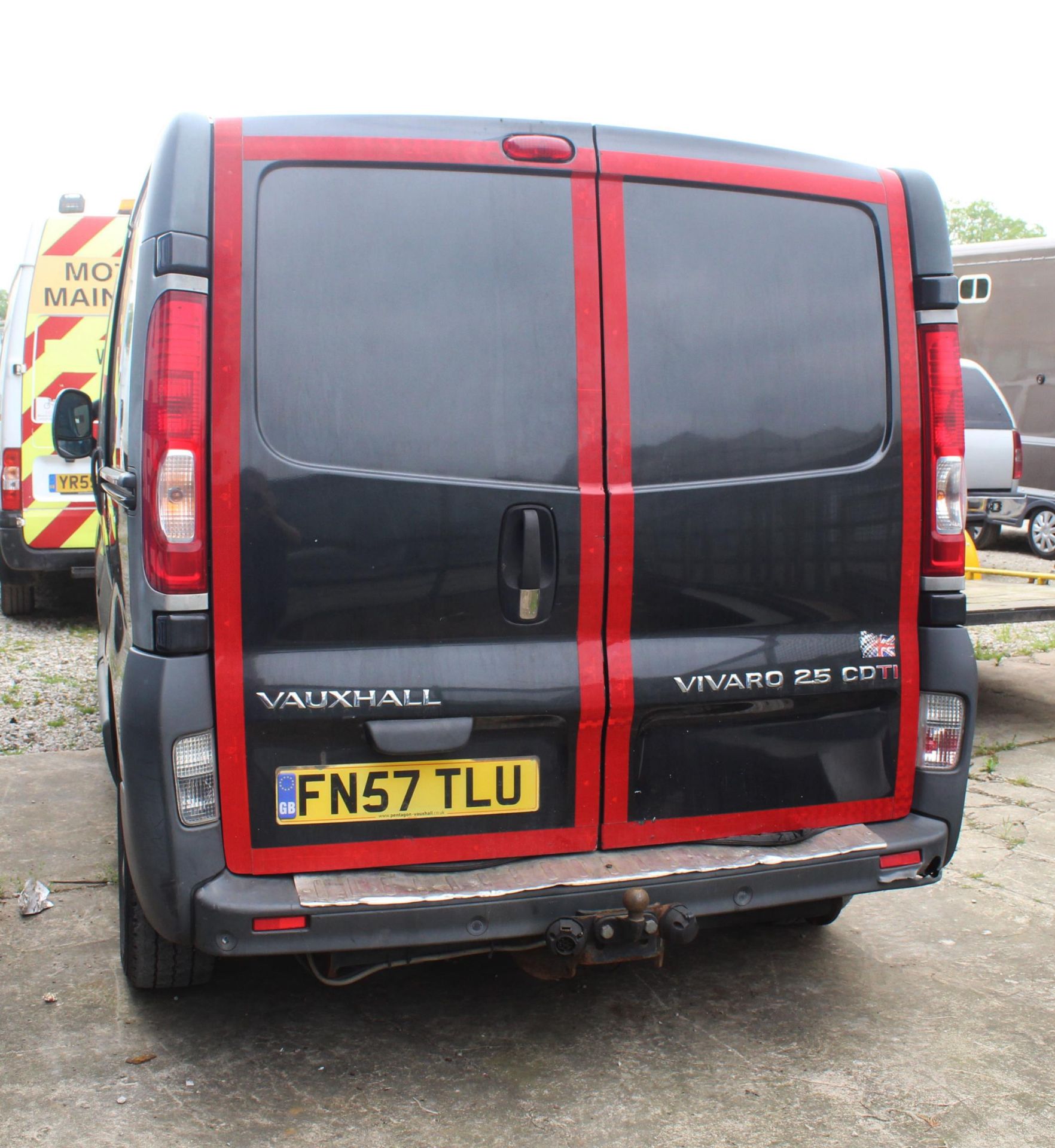 A BLACK 2007 VAUXHALL VIVARO VAN, WITH MANUAL TRANSMITION DIESEL ENGINE AND 171500 APPROXIMATE MILES - Image 2 of 3