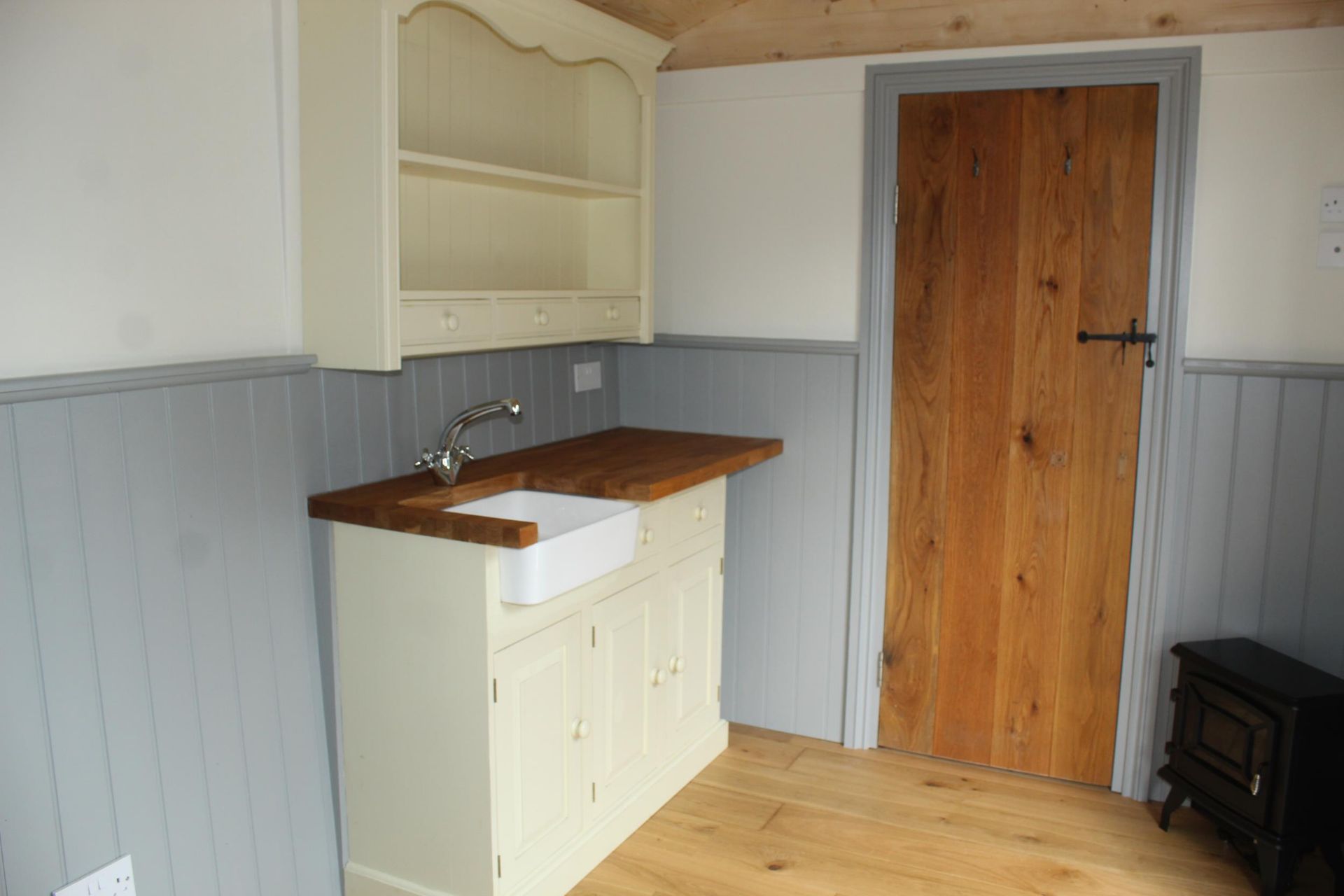 A SHEPHERDS HUT - LUXURIOUS NEW HAND CRAFTED, FULLY FINISHED BUILT FOR ALL YEAR ROUND USE HEAVILY - Image 5 of 9