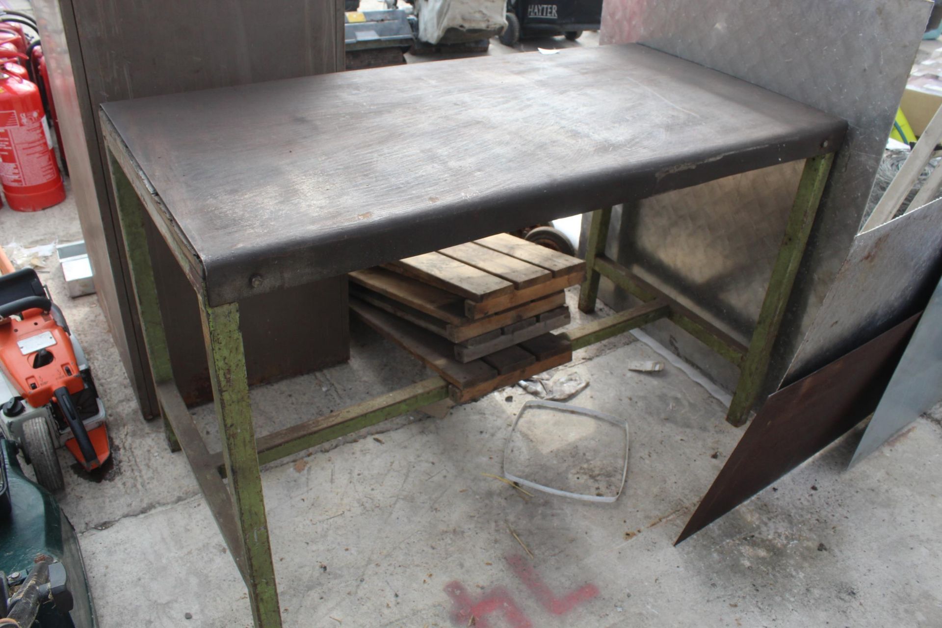 STEEL WORK TABLE 4' X 2' AND 5 WOOD PANELS NO VAT