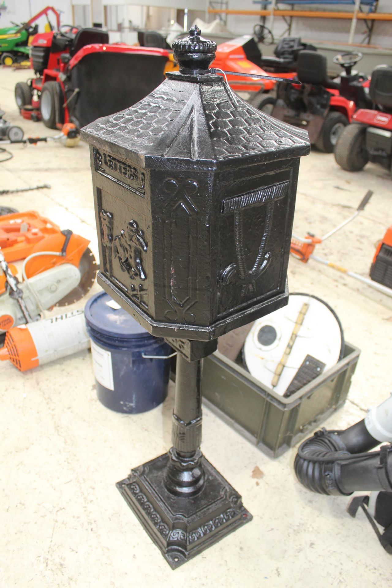 CAST IRON POST BOX NO VAT - Image 3 of 5