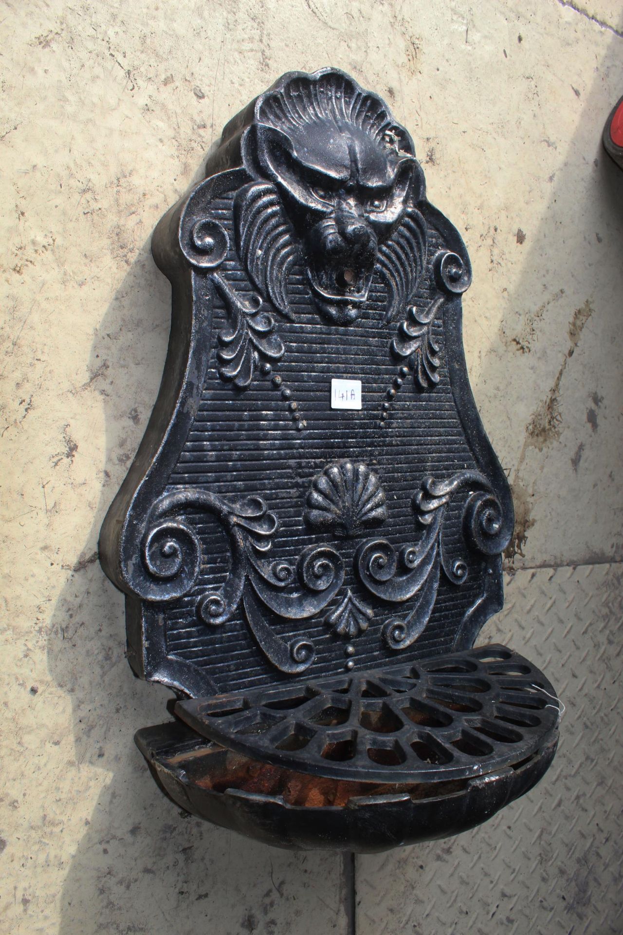 CAST IRON WATER FOUNTAIN NO VAT - Image 2 of 2