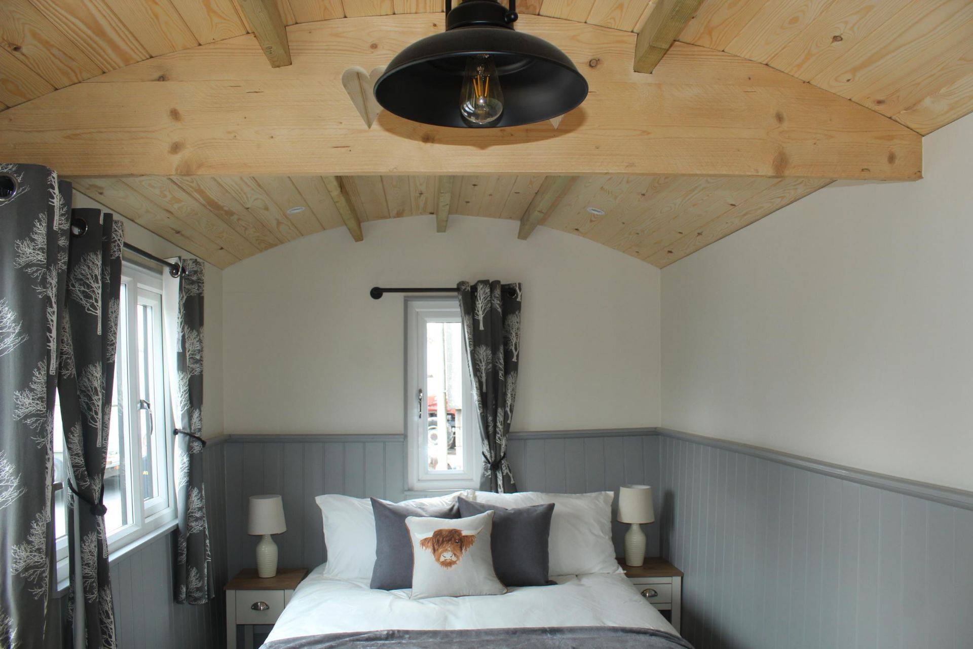 A SHEPHERDS HUT - LUXURIOUS NEW HAND CRAFTED, FULLY FINISHED BUILT FOR ALL YEAR ROUND USE HEAVILY - Image 9 of 9