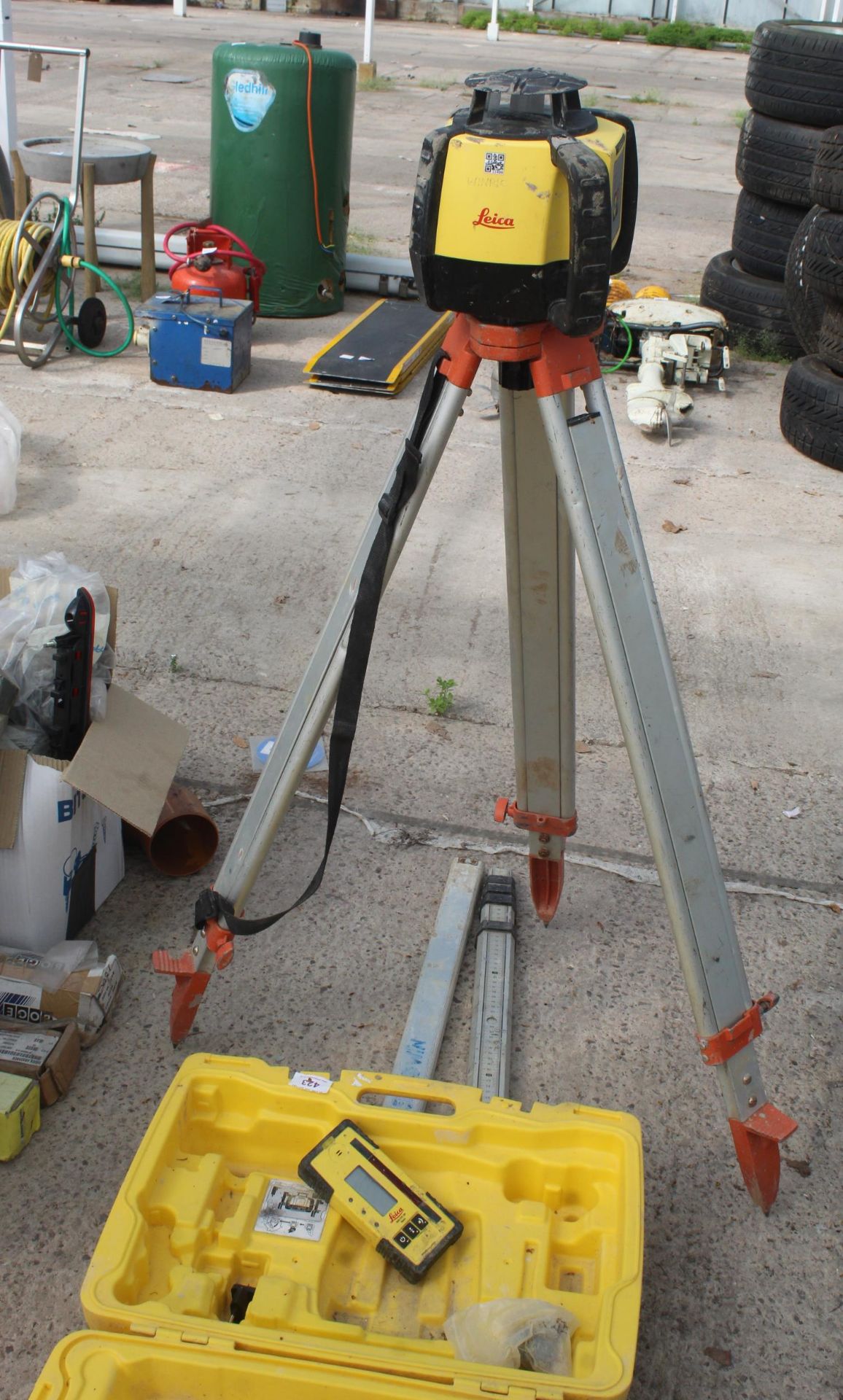 LEICA LASER LEVEL STAND AND 2 STAFFS IN WORKING ORDER (NEEDS CALIBRATING) NO VAT - Image 2 of 2