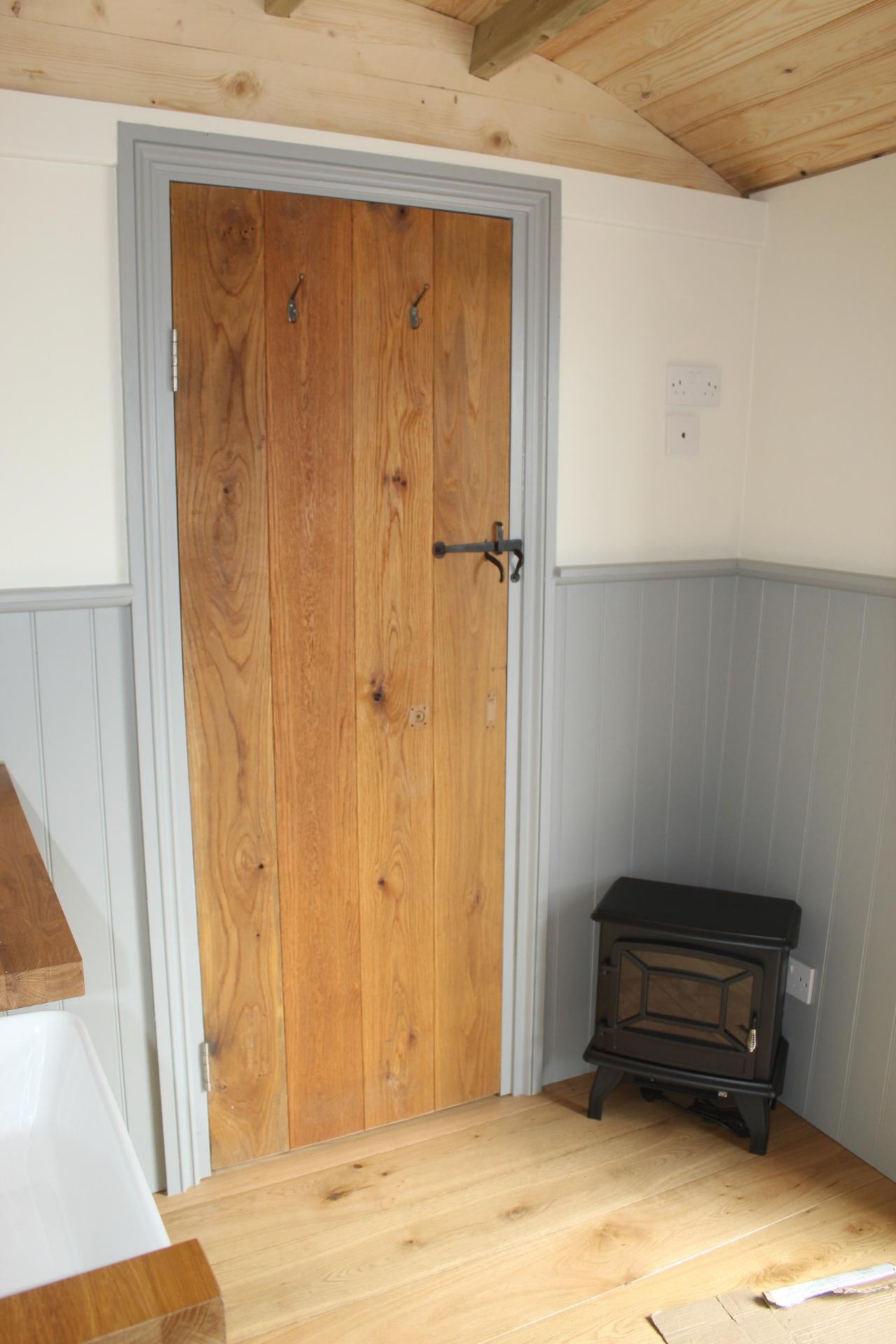 A SHEPHERDS HUT - LUXURIOUS NEW HAND CRAFTED, FULLY FINISHED BUILT FOR ALL YEAR ROUND USE HEAVILY - Image 6 of 9