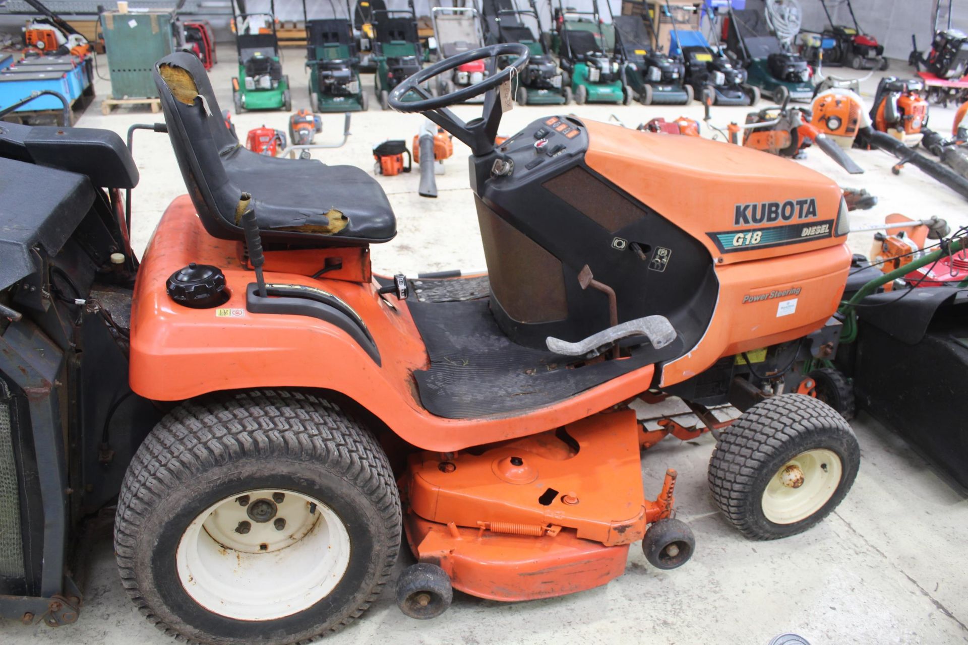 KUBOTA GLO DIESEL RIDE ON MOWER IN WORKING ORDER NO VAT - Image 4 of 5