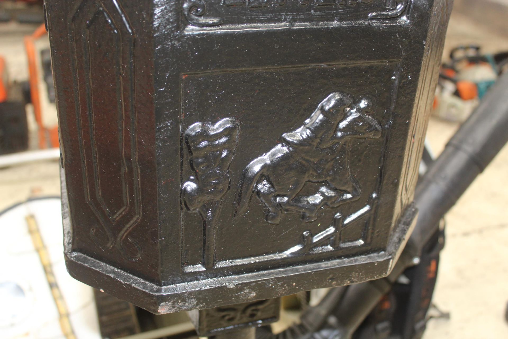 CAST IRON POST BOX NO VAT - Image 4 of 5