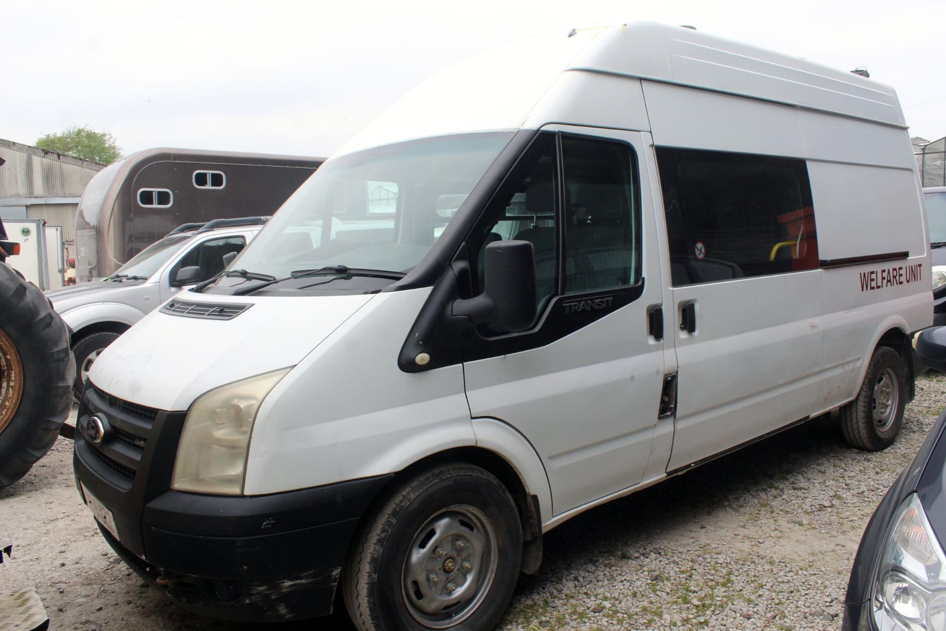 FORD TRANSIT WELFAIR UNIT TOILET FITTED REAR SEATS MICROVAWE STARTS RUNS & DRIVES + VAT WHILST ALL - Image 2 of 3