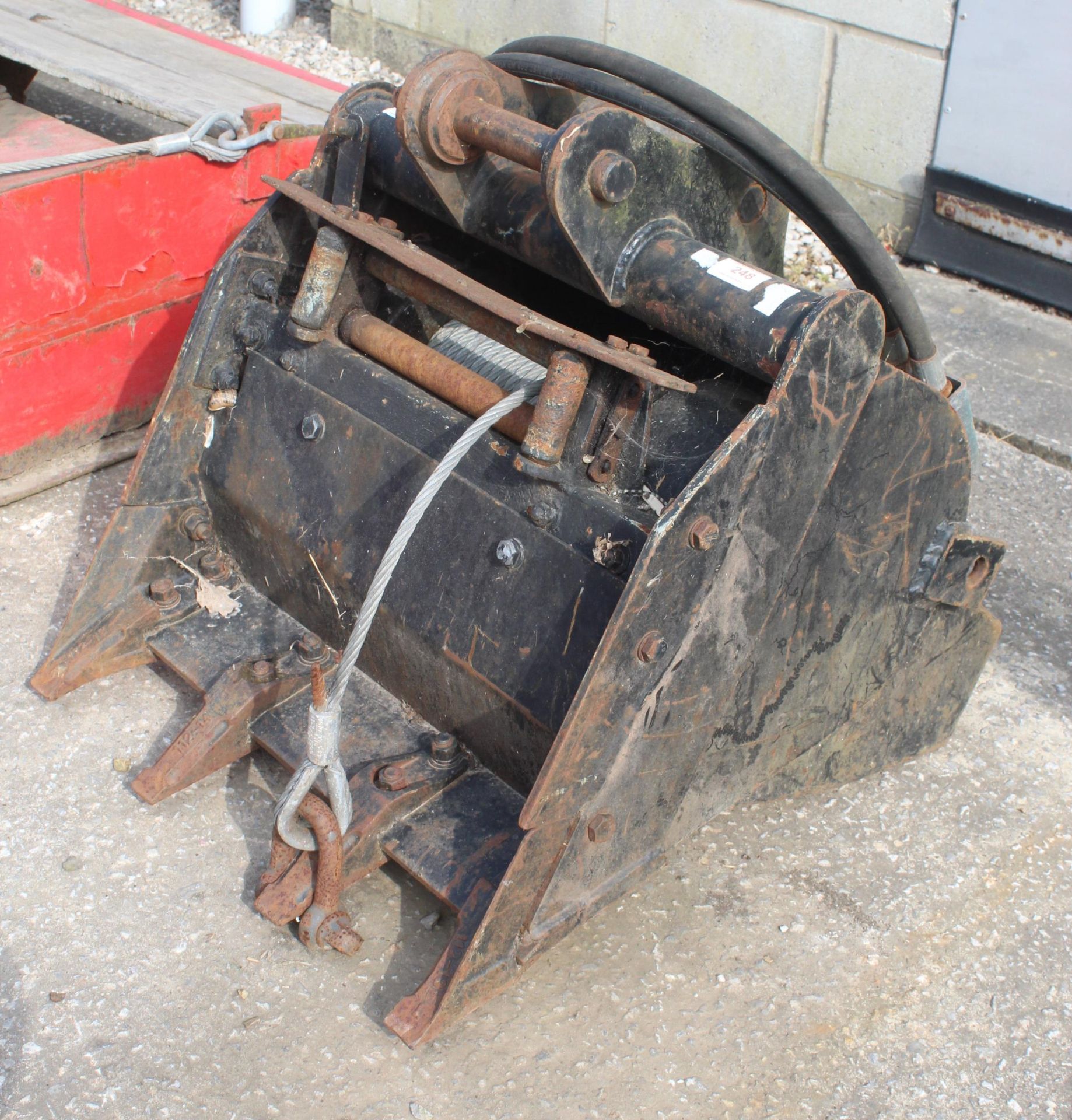 10 TONNE WINCH BUCKET HYDRAULIC 35MM PINS TB228 IN WORKING ORDER NO VAT - Bild 2 aus 3