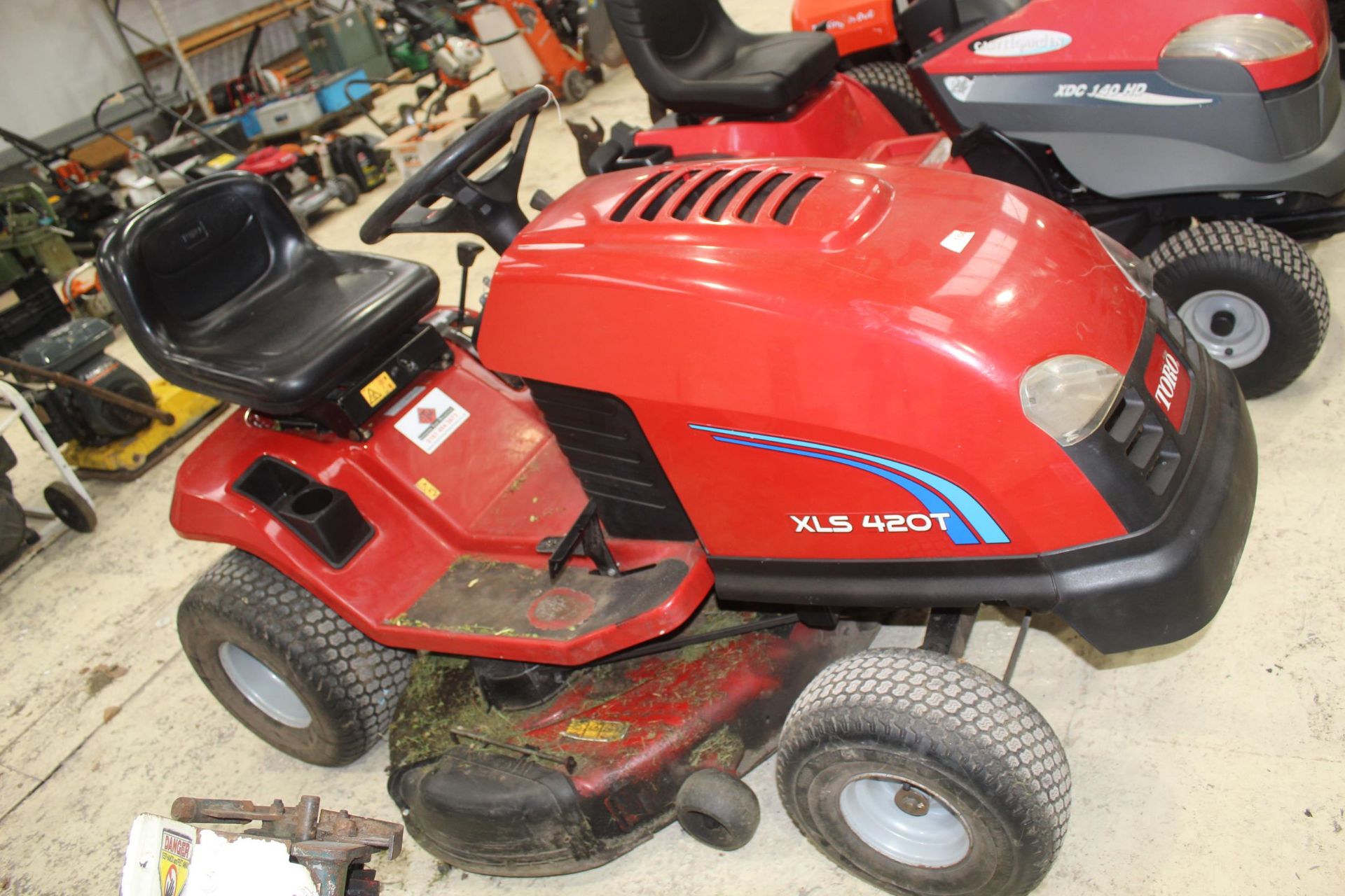 MTD CUB CADET RIDE ON MOWER WITH BRIGGS & STRATTON VANGUARD V-TWIN 20HP ENGINE + VAT KEY IN OFFICE - Image 3 of 6