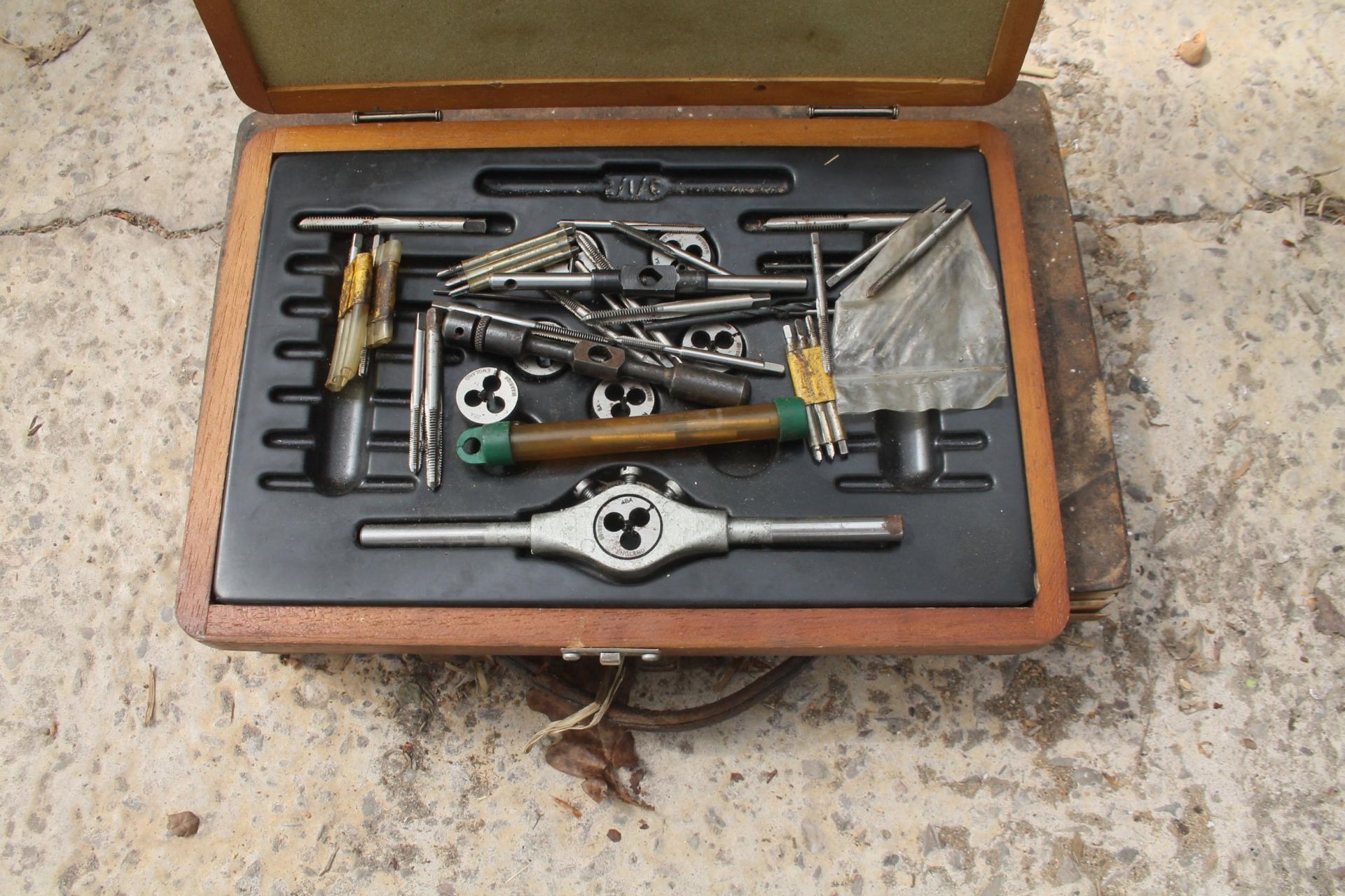 PRESSURE GAUGE, TAP AND DIE SET NO VAT